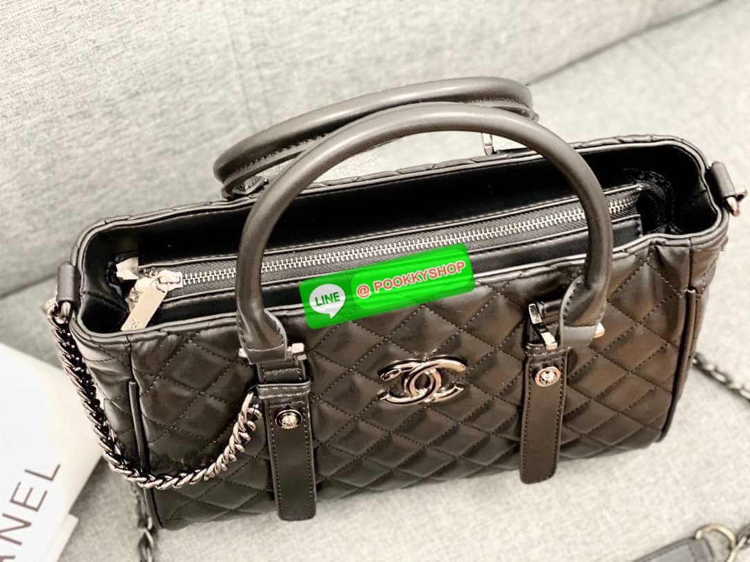 VIP CHANEL กระเป๋าถือหรือสะพายไหล่ ทรงยอดนิยมวัสดุหนังแกะแท้ ลายตาราง น้ำหนักเบาโดดเด่นลายแบรนด์ด้านหน้ากระเป๋าเอกลักษณ์ของคอลเลคชั่นนี้ หูจับหนัง แข็งแรงพับลงได้ด้านหน้ามีโลโก้เเบรนด์ มีช่องแบ่งถึง 3 ช่องเป็นสัดส่วน มีช่องใส่มือถือ ใส่ ipad ได้ ภาพถ่ายจา