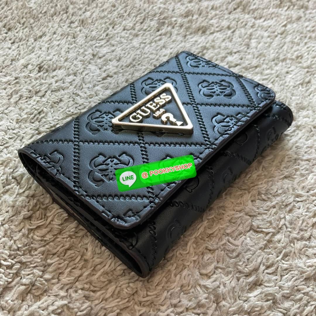 รุ่นใหม่ล่าสุด! GUESS SHORT WALLET กระเป๋าสตางค์ใบสั้นสองตอน วัสดุตัวหนังลายสวยหรูพิมพ์ลายทั้งใบ เปิดปิดด้วยกระดุม ด้านในบุผ้าปั้มแบรนด์มีช่องใส่รูป และใส่บัตรได้อีกหลายช่อง มาพร้อมช่องใส่ธนบัตรหนึ่งช่อง สวยคุ้ม สไตล์มินิ สำหรับคนไม่ชอบพกเงินเยอะ แนะนำใบน