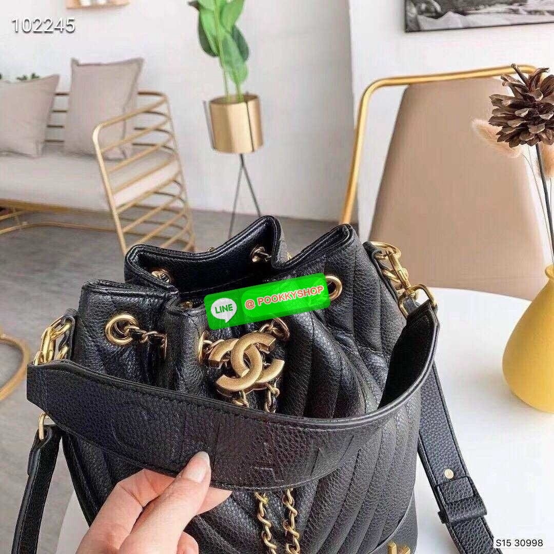 CHANEL Bucket Bag กระเป๋าสะพายทรงบัคเก็ตรุ่นลิมิเต็ด มี 2 แบบให้เลือก หนังเย็บลายตารางและลายริ้ว ตกแต่งโลโก้แบรนด์สวยหรูโดดเด่น ภายในโล่งกว้าง จุของได้เยอะ มาพร้อมสายคล้องไหล่ และสายสะพาย crossbody คุ้มค่ามากๆ ใบนี้งานจริงคือสวย สะพายไปคาเฟ่ชิคๆ ถ่ายรูปสว