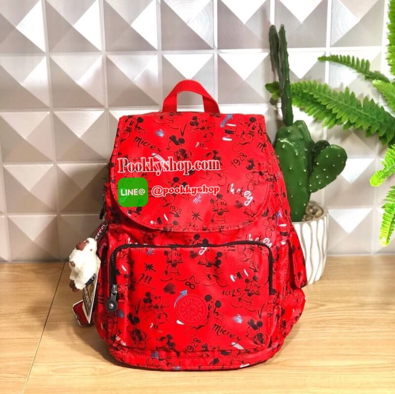 Kipling City Pack seoul go Medium Backpack Kipling Mickey Mouse collection มาพร้อมดีไซน์ทันสมัย สนุกสนาน ใช้งานได้อย่างคล่องตัว ด้วยสีและลายสุดคลาสสิก โดดเด่นด้วยพื้นที่ภายในและช่องต่างๆ ที่ให้คุณจัดเก็บของสำคัญได้ครบถ้วน