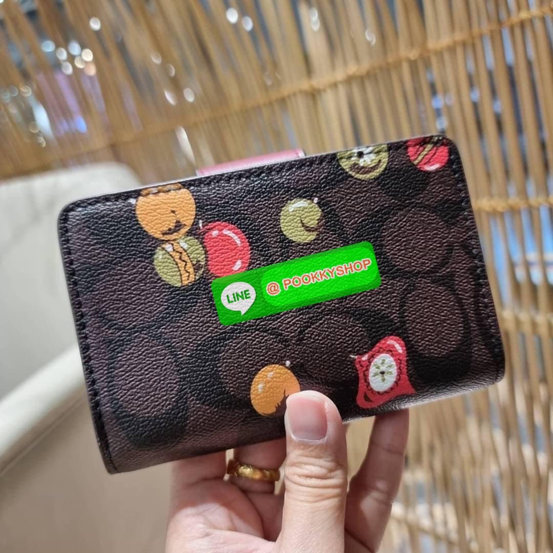 COACH C7413 MEDIUM CORNER ZIP WALLET WITH ORNAMENT PRINT คอลเลคชั่นใหม่ กระเป๋าสตางค์ใบกลาง ดีไซน์ใหม่ สุดหรู คละลายพริ้นท์เต็มใบ น่าใช้ไปอีก วัสดุหนังแคนวาสเคลือบลาย ภายในมีช่องใส่บัตร ใส่ธนบัตรได้ครบ และมีช่องซิปแยก ใบจริงสวยมากๆ แนะนำจ้า ราคาสุดคุ้มครบ