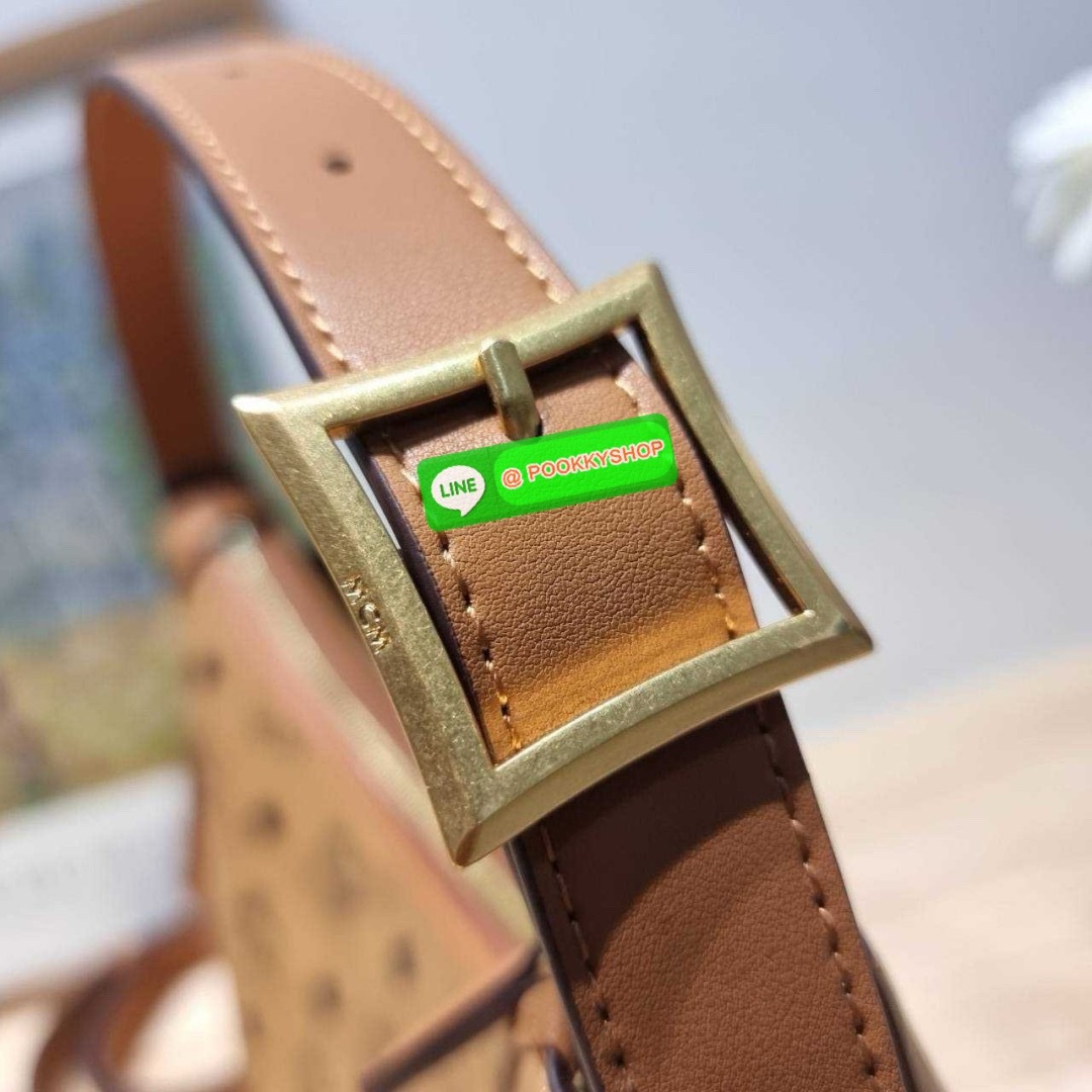 MCM AREN HOBO IN VISETOS 🔆 Details ฮอตฉ่ำมาก! กับกระเป๋าสะพายทรงโฮโบ ทรงสวยมาก ขนาดกำลังดี จุของได้เยอะ ใช้งานสะดวกด้วยการรูดซิป พิเศษแถมพวงหนังและชุดกุญแจล็อคมาให้ด้วย ถอดออกได้ นำไปใช้กับกระเป๋าใบอื่นได้ด้วย ภายในโล่งกว้าง ใส่ของสำคัญได้อย่างครบ