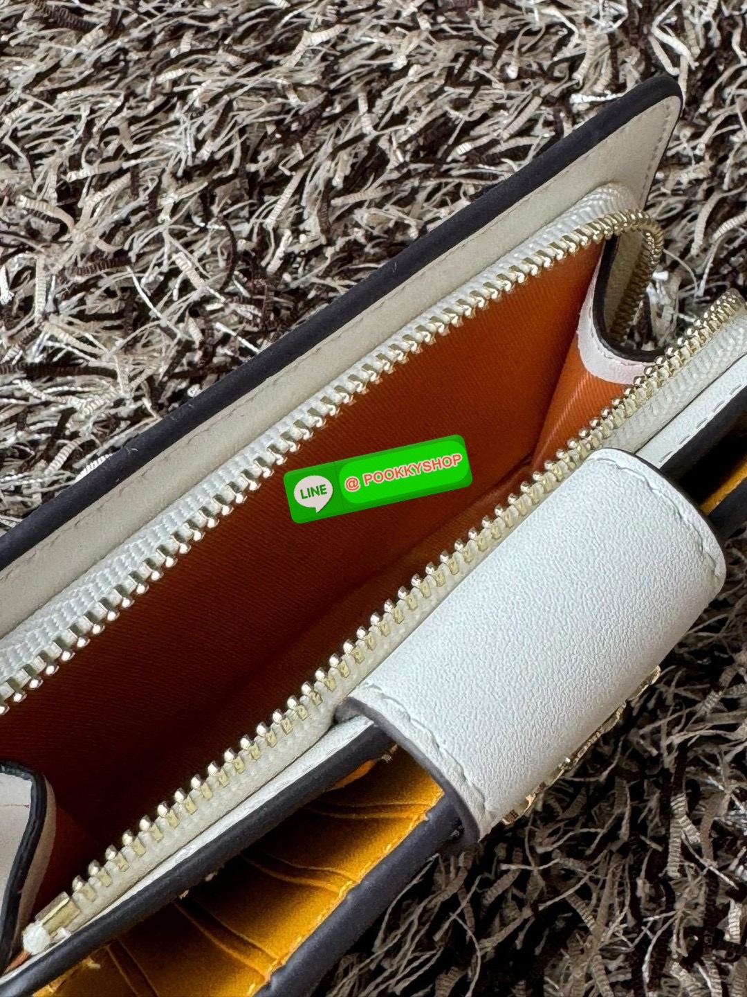 COACH MEDIUM CORNER ZIP WALLET IN SIGNATURE CANVAS กระเป๋าสตางค์ขนาดกลางที่ถือว่าเป็นไอเทม Must Have ของทุกเพศทุกวัยที่ต้องพกติดตัวไว้ตลอดเวลา เพราะนอกจากจะช่วยจัดเก็บเงิน บัตรประชาชน บัตรเครดิตและต่าง ๆ ให้เป็นระเบียบเรียบร้อยยังต้องคำนึงถึงประโยชน์ใช้สอ