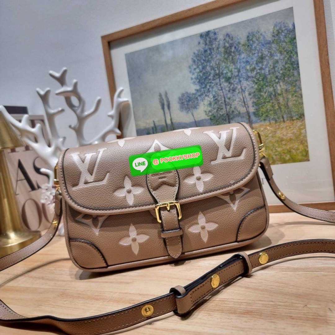 LV diane monogram empreinte bag 🔆 Details กระเป๋ามัลติฟังก์ชั่นสุดคุ้มจากเคาน์เตอร์ dutyfree ที่ดีไซน์ออกมาได้น่ารักน่าใช้มากๆ มีสายมาให้ถึง 2 แบบ สายหนังคล้องไหล่ได้ ปรับสะพายข้างได้ และสายสปอร์ตครอสบอดี้ได้ สวยลูกคุณหนูมากๆ ปรับเปลี่ยนใช้ตามลุคแ