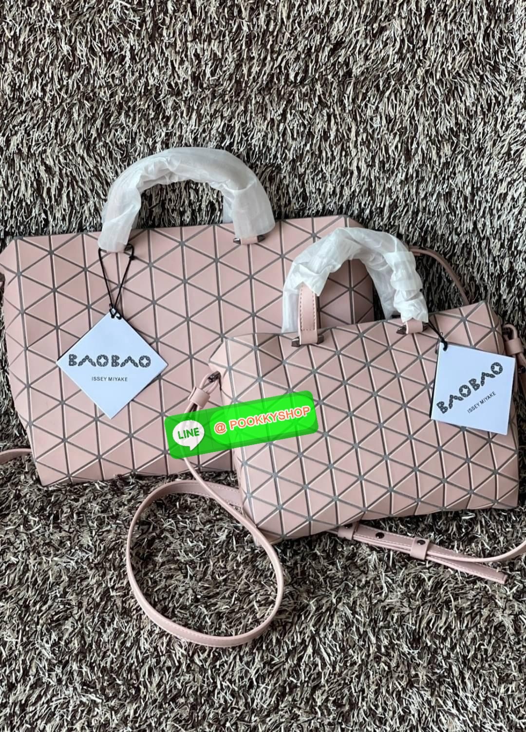 *Small BAO BAO ISSEY MIYAKE TONNEAU เป็น ซีรีย์ที่มีเอกลักษณ์เฉพาะตัว ด้วยแผ่นสามเหลี่ยมที่มีสัญลักษณ์เท่ากันทุกด้าน และยังผสมผสานงานดีไซน์ อันสง่างามเท่ากับฟังก์ชั่น การใช้งานสุดพิเศษ โดยมีจุดเด่นที่ซิปด้านบน สำหรับเปิดปิดและมีสายสะพายไหล่ ที่สามารถถอดออ