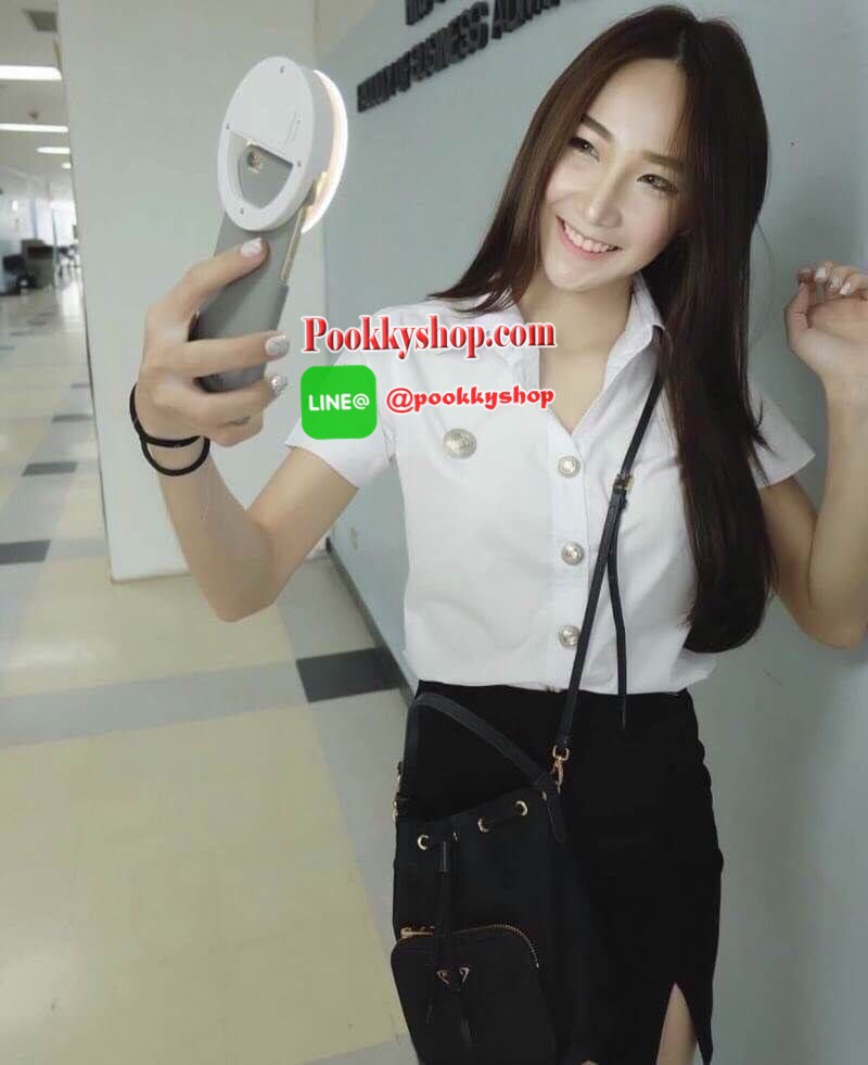 Restock รุ่นยอดนิยม! PRADA DRAWSTRING BAG WITH STRAP VIP GIFT WITH PURCHASE พรีเมี่ยมกิ้ฟจากต่างประเทศรุ่น Limited edition วัสดุ Nylon คุณภาพดีตามแบบฉบับแบรนด์ ด้านหน้าประดับโลโก้ เปิดปิดแบบหูรูด Drawstring มาพร้อมสายสะพายให้ถึง2แบบ ทั้งสายสั้นและสายยาวปร