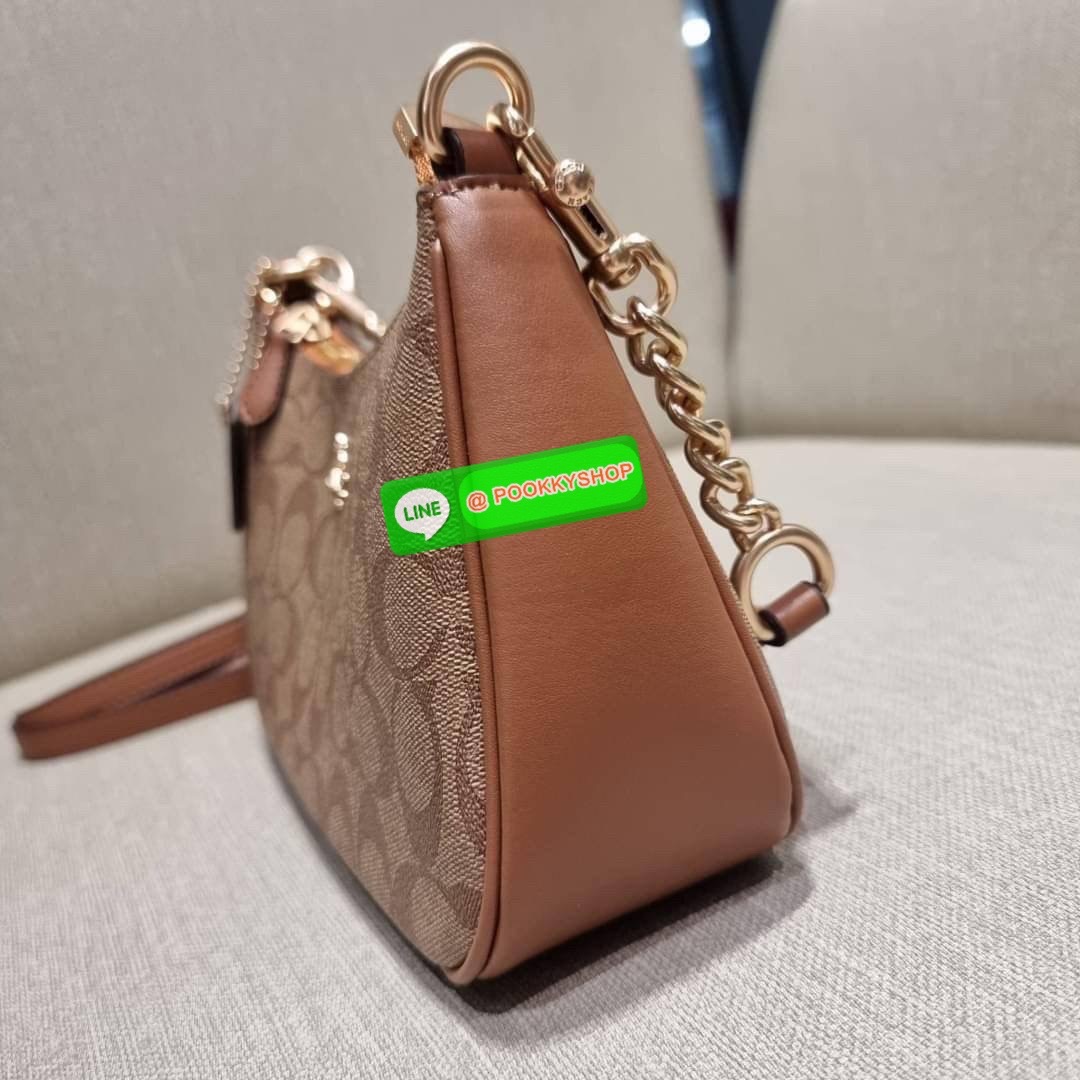 COACH CA548 TERI SHOULDER BAG IN SIGNATURE CANVAS คอลเลคชั่นใหม่ล่าสุด ที่สาวๆรอคอย กระเป๋าสะพายไหล่กึ่งทรงพอช พร้อมเสิร์ฟความสวยถึงบ้านไปเลยก่อนใคร แบบไม่ต้องพรีฯ ด้วยดีไซน์คลาสสิคที่แอบแฝงความเรียบหรู มาพร้อมสายสะพาย 2 เส้น เป็นสายโซ่คล้องแขนและสายสะพาย