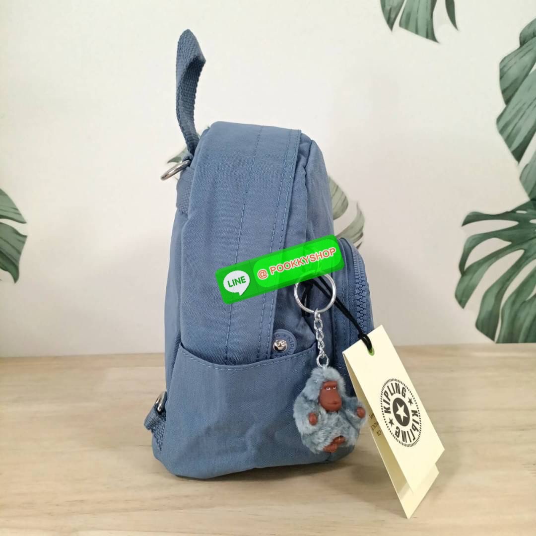 KIPLING Basic Mini Backpack กระเป๋าเป้ใบเล็กกระทัดรัด ขนาดมินิ วัสดุ Nylon + ซับใน Polyester มีหูหิ้ว สามารถสะพายข้าง หรือ สะพายหลังได้ -ช่องซิปหน้า -ด้านข้างมีช่องของเล็กน้อย หรือ ใส่ขวดน้ำใบเล็กทั้ง 2 ด้าน -ซิปหลัก โล่งกว้าง มีสายคล้องพวงกุญแจ พร้อมช่อง
