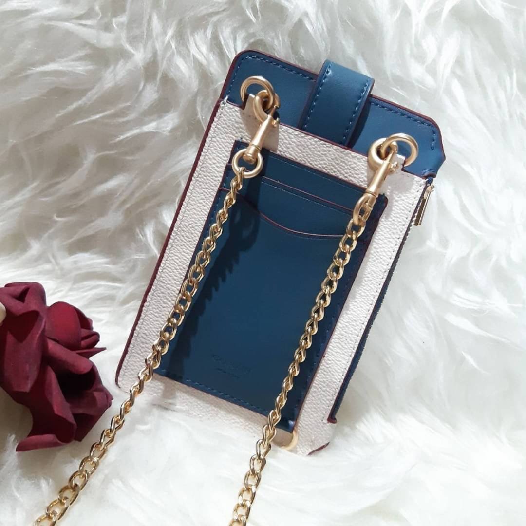 COACH 825 TURNLOCK CHAIN PHONE CROSSBODY IN BLOCKED SIGNATURE CANVAS ฮอตและปังกว่านี้ไม่มีแล้ว!! กระเป๋าเอนกประสงค์ สำหรับใส่โทรศัพท์ ใส่บัตรได้ มีช่องซิปแยกให้ด้วย ขนาดพกพาดีงาม!! 💕 ใส่โทรศัพท์ได้ทุกรุ่นน้า สายสะพายยาวประมาณ 23" (วัดจากไหล่)