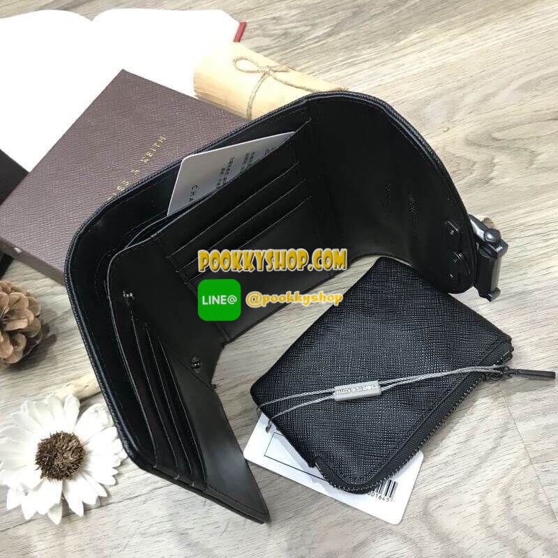 พร้อมส่งความน่ารัก! BEST SELLER! CHARLES & KEITH Peforated Wallet กระเป๋าสตางค์ใบสั้นพับ3ตอนรุ่นยอดนิยมวัสดุหนัง Saffiano สีดำประดับลายดอกไม้ Van Goh คลาสสิค ดีไซน์สวยเก๋ไม่ซ้ำใคร ด้านหน้าปั้มโลโก้เปิดปิดด้วยกระดุมเเม่เหล็ก ภายในมีกระเป๋าเล็กช่องซิปสำหรับ