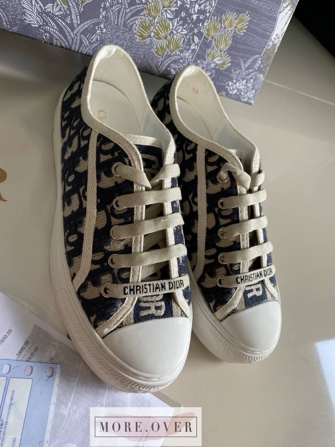 * รองเท้าผ้าใบ CHISTIAN DIOR💙💙 งานพร้อมส่งไม่ต้องรอพรีคะ 💋💋 Brand : CHISTIAN DIOR 🔥🔥🔥 ใครอยากสวยแบบคุณดิว ต้องมี ต้องจัดจ้า การันตีงานสวยมากค่ะ เกรด Hi-end ค่ะรองเท้าผ้าใบ CHISTIAN DIOR งานสวย เกรดพร