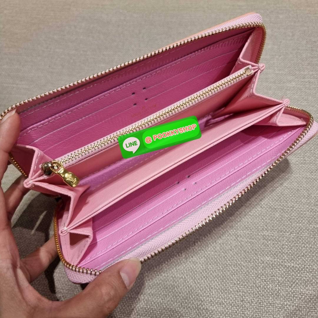 NEW IN!! LV long zip wallet with gwp กระเป๋าสตางค์พรีเมี่ยมกิ๊ฟ ดีไซน์ล่าสุด หนังแก้ววิบวับ หรูหรามาก ใบยาวขนาดกำลังเหมาะมือ ถือแล้วขับผิว ถือออกงานก็คือเลิศ วัสดุหนังแก้วเคลือบผิวกลิตเตอร์ เล่นกับแสงสวยมาก เปิด-ปิดด้วยซิปรอบ ภายในมีช่องใส่บัตรเยอะมาก มีช