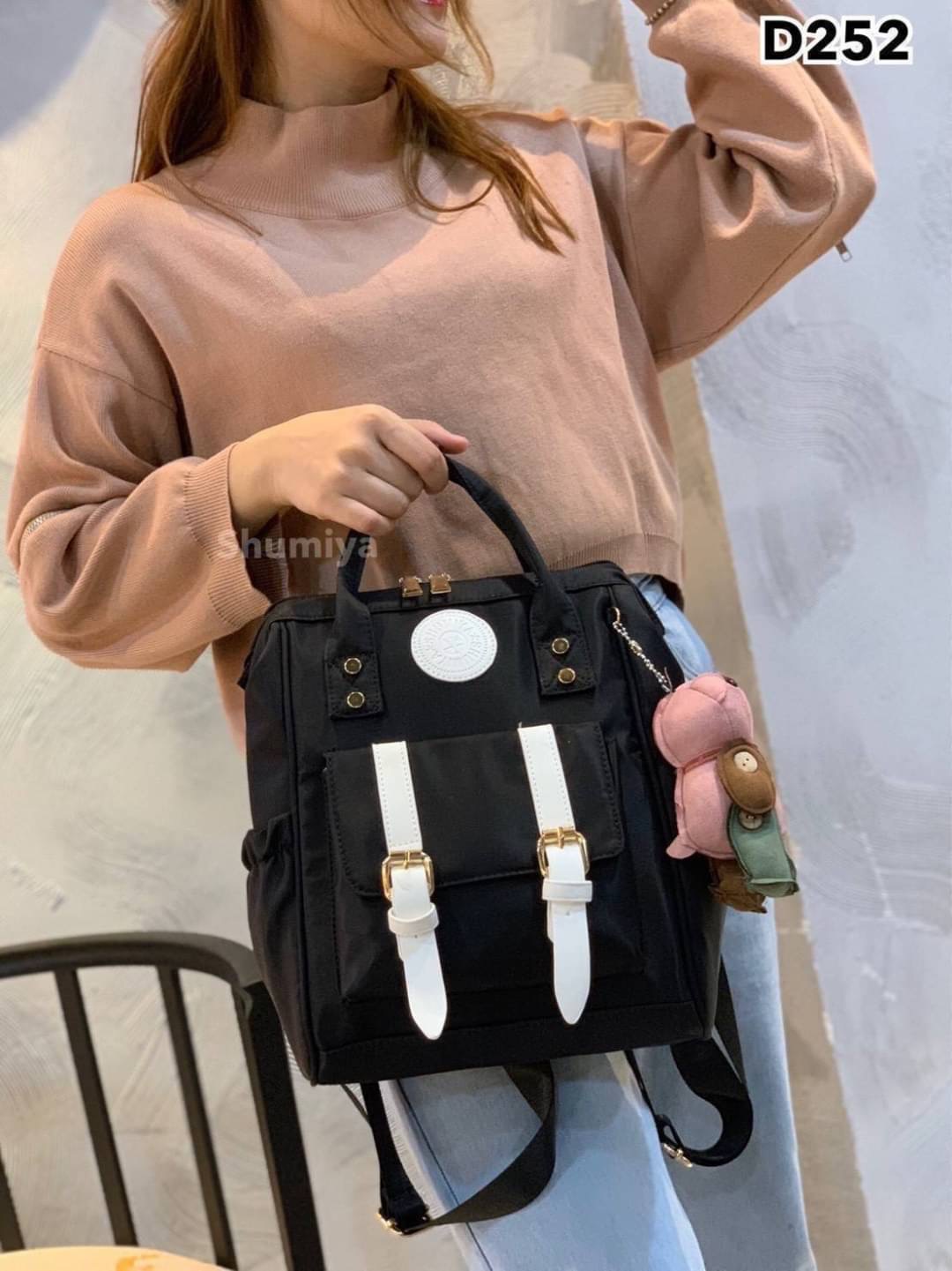 Shumiya Style My Authentic Brand So cute !!! พร้อมส่ง กระเป๋าเป้ Shumiya ทรงน่ารัก ~ ด้านหน้าติดโลโก้แบรนด์และแต่งเข็มขัดเก๋ๆ !!! ใบใหญ่จุใจ ช่องใส่ของเอนกประสงค์เยอะ ด้านหลังมีอีก 1 ช่องซิป สายสะพายทนทาน ตัวกระเป๋าเปิดปิดง่าย แถมฟรีพวงกุญแจหมีน่ารัก สวยค