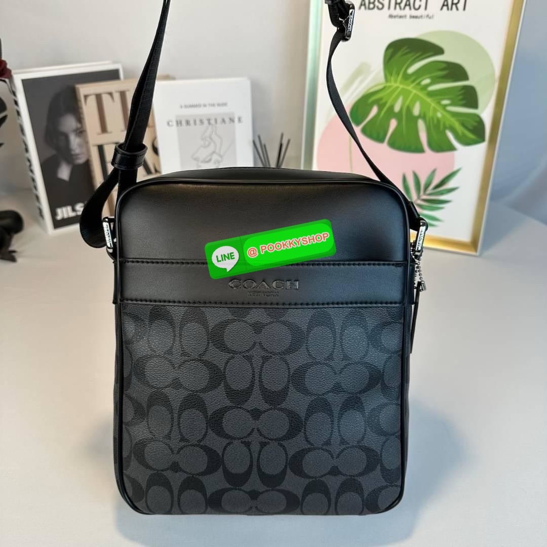 กระเป๋า Coach CHARCOAL/BLACK (COACH F54788) กระเป๋าสะพายซิกเนเจอร์เคลือบ PVC พร้อมขอบหนังปิดด้วยซิป ซับในผ้าด้านนอก: กระเป๋าแบบเปิดด้านหน้าหนึ่งช่องและกระเป๋าแบบเปิดด้านหลังหนึ่งช่อง ด้านในมีซิปและกระเป๋าเอนกประสงค์ สายปรับได้สำหรับสะพายไหล่หรือสะพายข้าง