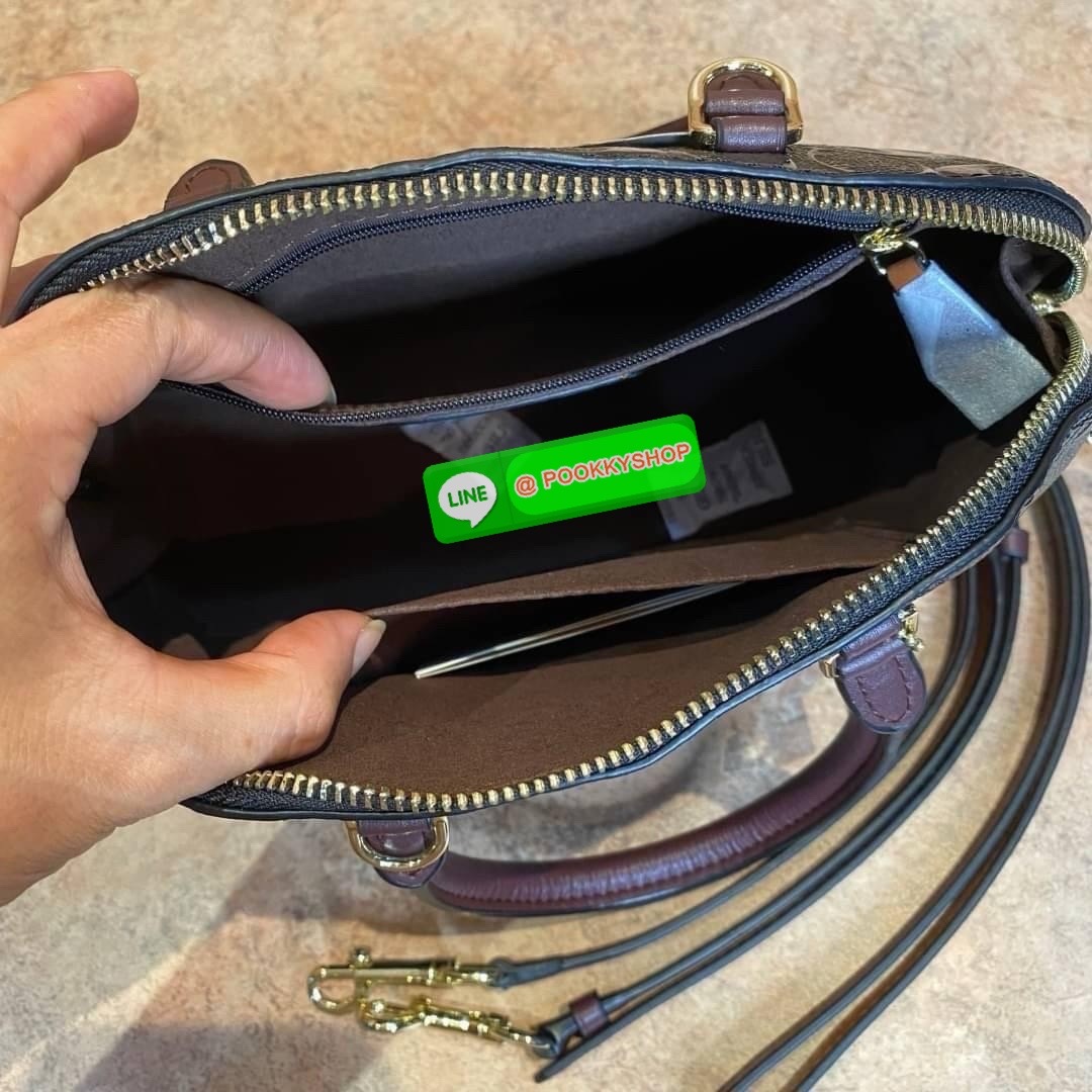 Coach MINI SIERRA SATCHEL IN SIGNATURE DEBOSSED PATENT LEATHER (COACH F55450) หนังกรวดและหนังสิทธิบัตร ด้านในมีซิปและกระเป๋าเอนกประสงค์ ปิดด้วยซิป ซับในด้วยผ้า หูหิ้วพร้อมสายสะพายยาว 3 1/2" สายสะพายถอดได้ขนาด 21 1/2" สำหรับสะพายไหล่หรือสะพายครอส