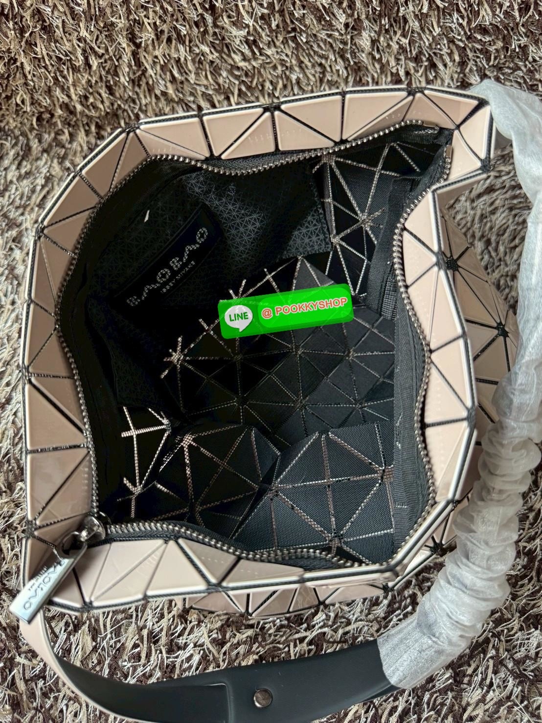 Baobao Issey Miyake Large Baguette เป็นกระเป๋าที่ดูมีมิติและสวยงามด้วยรูปทรงของมัน ซึ่งหูกระเป๋าจะมีความกว้างขึ้นไหล่ได้ได้แบบสบายๆ ใส่ของได้เยอะ ปากกระเป๋ามีช่องซิป ด้านในมีช่องใส่ของเพิ่ม สะดวกสบายพกพาไปได้ทุกที่ รูปทรงกนฃระเป๋าทำให้ดูเรียบง่ายยิ่งขึ้น
