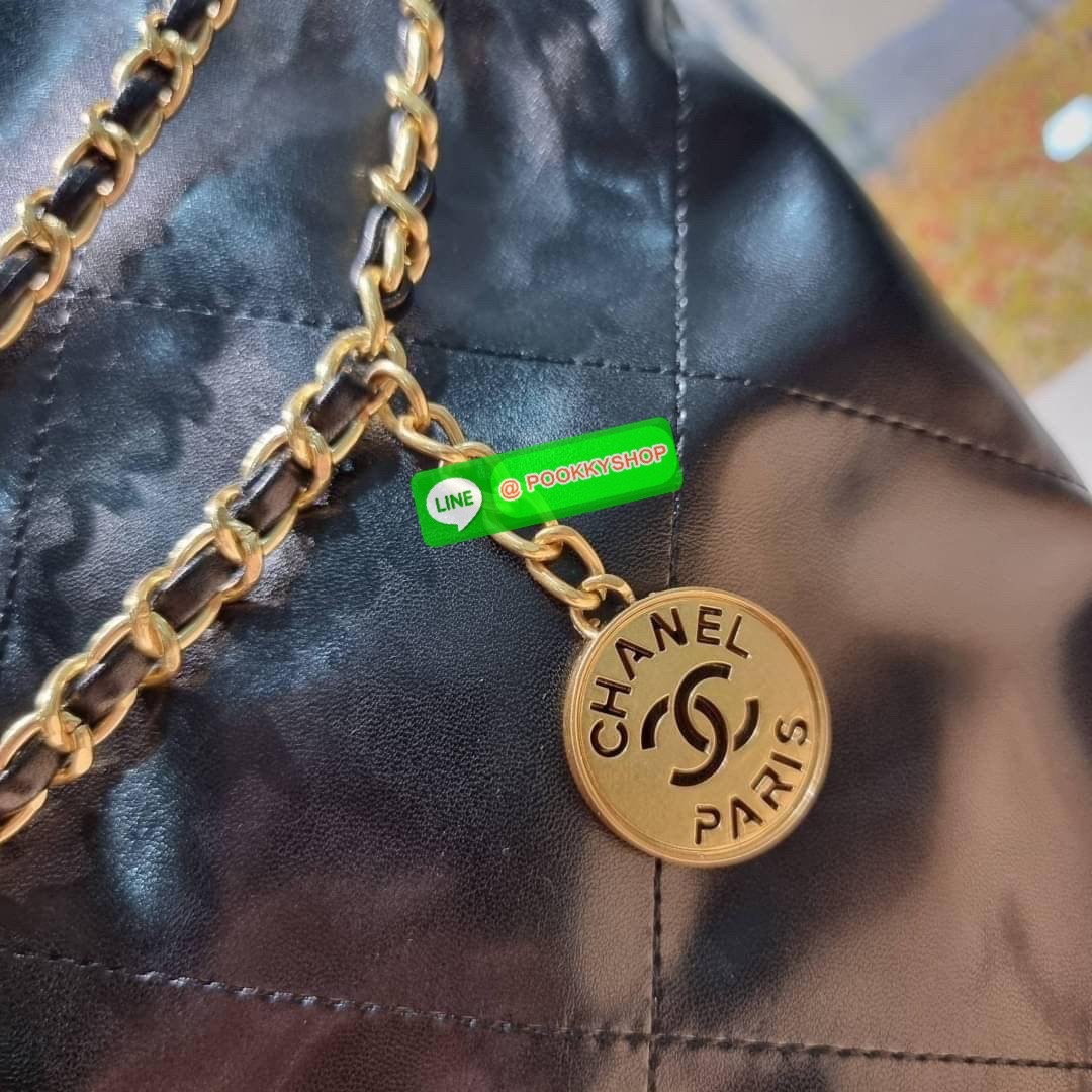 เกินต้านที่สุดกับไอเท็มนี้ Chanel 22 ที่สาวๆหรือใครๆก็ต้องมีแล้ว!! แค่เห็นก็หลงรัก กระเป๋าทรงสวย ดีเทลเรียบแต่มีความหรูแอบซ่อนอยู่ ด้วยดีไซน์สายสะพายโซ่สีทอง และโลโก้อันโดดเด่น วัสดุหนังแกะ สัมผัสดีงามน่าหลงใหลมาก ใช้ได้ง่ายๆไปเลยทุกโอกาส ใช้งานได้สะดวก ม
