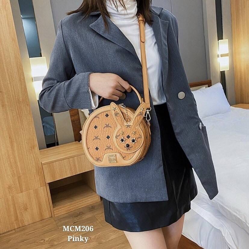 กระเป๋าสะพายทรงกลมสไตล์mcm งานนำเข้าน่ารักสุดๆ ทรงกลมแข็งแรง อยู่ทรง ซิปดี ด้านในกว้าง สายสะพายถอดได้ ถือก็น่ารัก เด่นสุดพร้อมด้วยปอมเข้ากัน แต่งหมุดแน่นๆ สวยอย่าบอกใคร