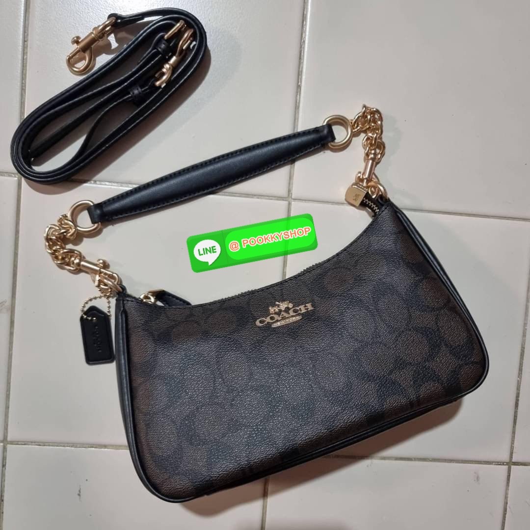 COACH CA548 TERI SHOULDER BAG IN SIGNATURE CANVAS คอลเลคชั่นใหม่ล่าสุด ที่สาวๆรอคอย กระเป๋าสะพายไหล่กึ่งทรงพอช พร้อมเสิร์ฟความสวยถึงบ้านไปเลยก่อนใคร แบบไม่ต้องพรีฯ ด้วยดีไซน์คลาสสิคที่แอบแฝงความเรียบหรู มาพร้อมสายสะพาย 2 เส้น เป็นสายโซ่คล้องแขนและสายสะพาย
