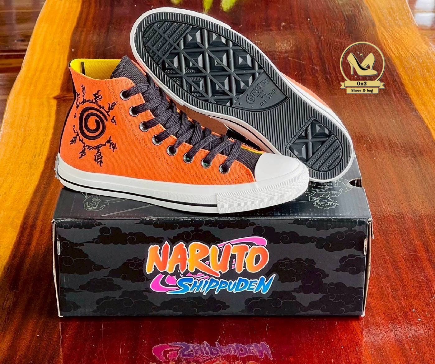 รองเท้าคอลแลบระหว่าง Converse กับแอนิเมะ Naruto Shippuden ซึ่งออกแบบมาโดยเฉพาะ โดยแต่ละรุ่นจะได้แรงบันดาลใจจากตัวละครต่าง ๆ เช่น Naruto, Sasuke, Gaara ฯลฯ ที่ถูกถ่ายทอดผ่านสีสันและลวดลายบนรองเท้าอย่างชัดเจน ถ้าคุณเป็นแฟนของ Naruto และอยากได้รองเท้าที่สวย