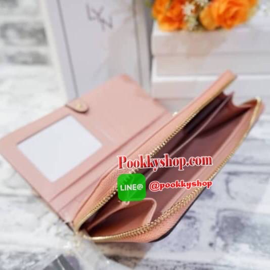 Lyn กระเป๋าสตางค์ใบยาว ด้านหน้าปั๊มโลโก้แบรนด์ แต่งโลหะทอง ด้านในมีช่องใส่บัตรเยอะมาก และมีช่องซิบ ตัวจับซิบแต่งไข่มุกเม็ดโตๆห้อยป้ายโลหะปั๊มโลโก้แบรนด์ด้วยสวยมากเกินหน้ามากค้าาา