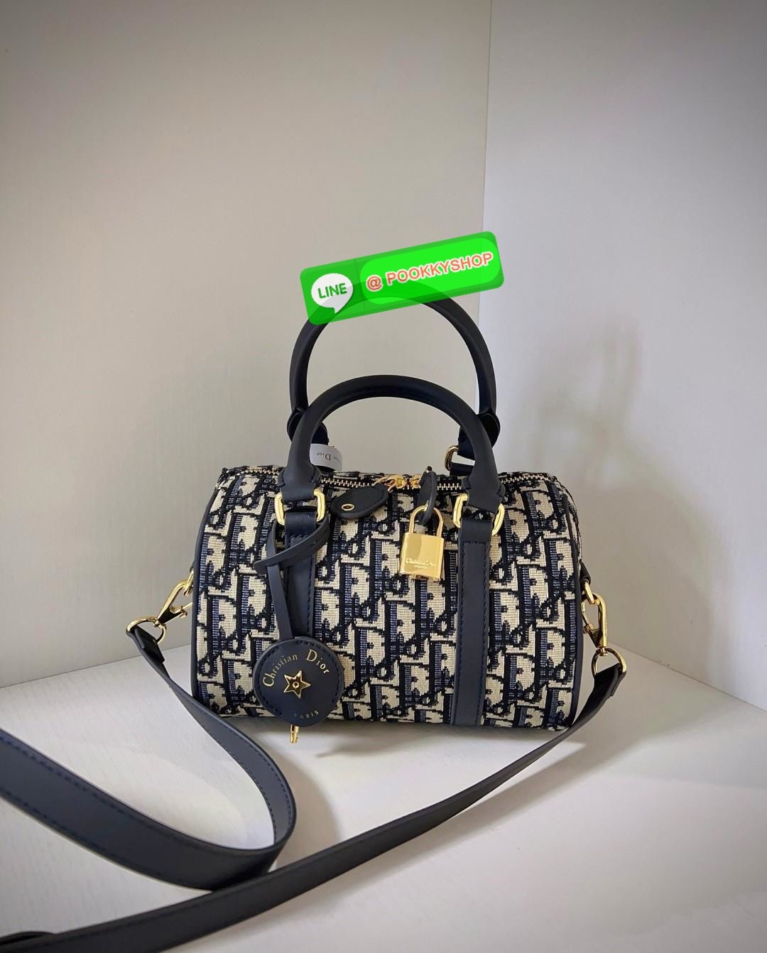 ต้องบอกว่าใบจริงสวยมากๆกับรุ่นนี้ ไม่ผิดหวังแน่นอน DIOR GROOVE BAG 2025 🔖มีไม่มากแล้วน๊าา หมดแล้วหมดเลย ใบกลาง สวยตามๆเซเลปในไทยและ ตปท.กันเลยค่ะ กับกระเป๋าจากDior วัสดุJacquard ทอลายแบรนด์ตัดขอบด้วยหนังแท้เนื้อแมทสุดคลาสสิค