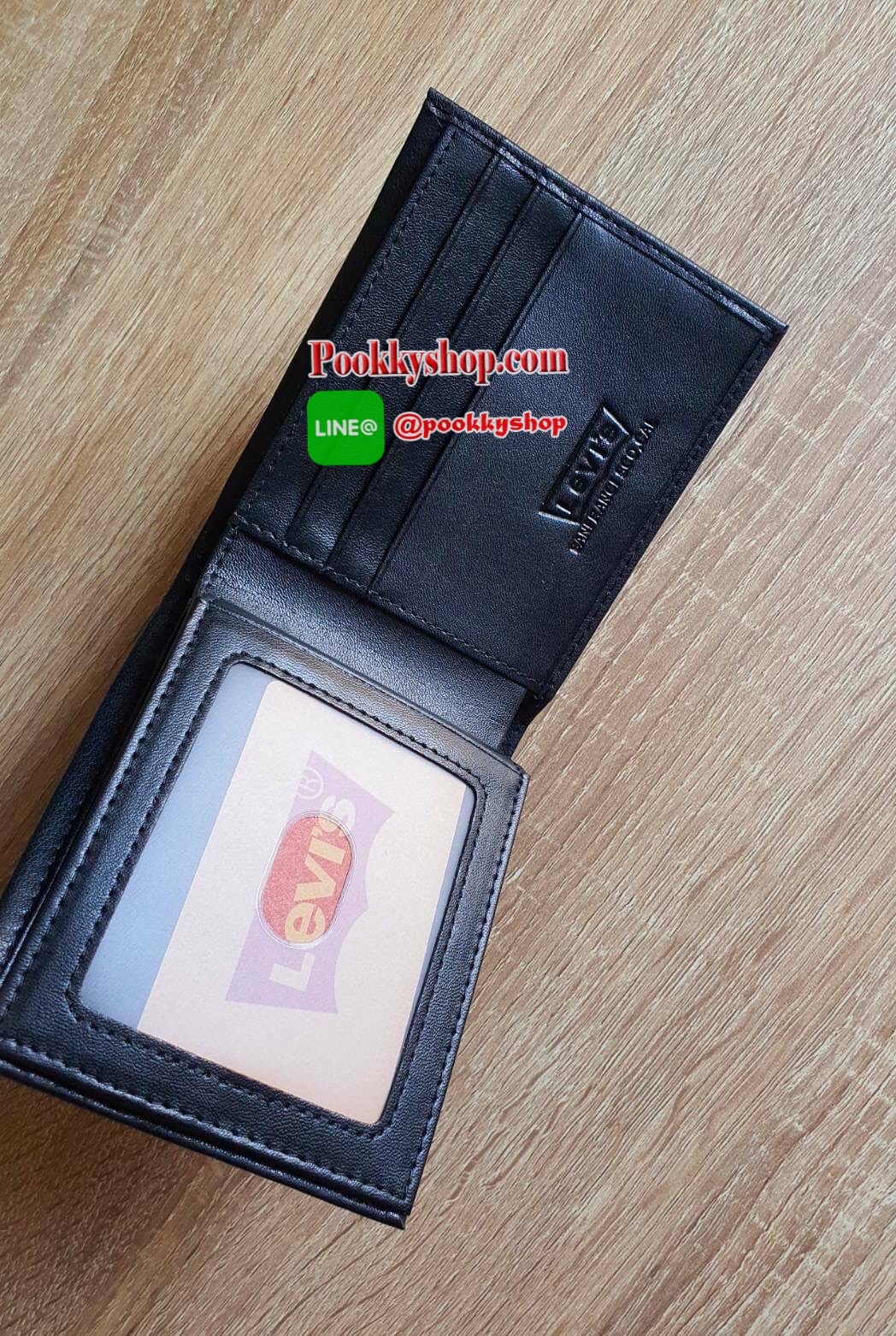 LEVI'S WALLET กระเป๋าสตางค์ทรงสั้นสำหรับคุณผู้ชาย แบบพับสองตอน วัสดุหนังคุณภาพดี ด้านหน้าปั้มโลโก้แบรนด์ ภายในมีช่องใส่ธนบัตรแยกเป็นสัดส่วน ตัวจริงสวยน่าใช้มากค่า