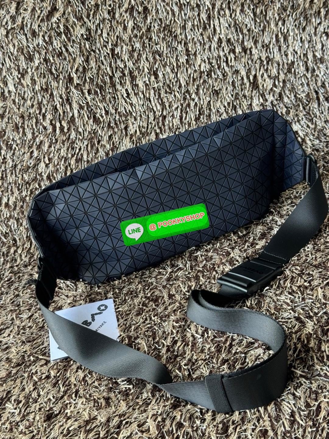 💕Baobao Issey Miyake Matte Baton Crossbody Bag เป็นกระเป๋าคาดอกที่มีดีไซน์เรียบง่ายและใช้งานได้อเนกประสงค์ มีน้ำหนักเบาแต่มีความทนทานสูงและสามารถกันน้ำได้ สายสะพายมีความแข็งแรงและปรับได้หลายระดับ จึงสามารถประยุกต์ใช้งานได้ทั้งคาดอก คาดเอวหรือสะพาย