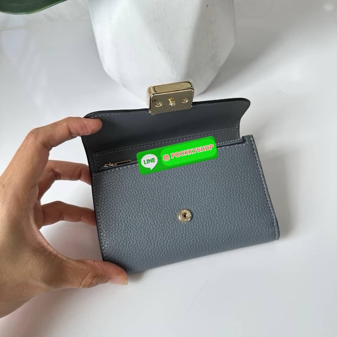 Coach Medium Grace Wallet (Cl421) 🔖กระเป๋าสุดหรูใบกลาง ขนาดกำลังดีกระทัดรัด 🔖วัสดุ : pebble leather 🔖ภายในมีช่องใบบัตรเครดิต 6 ช่อง มีช่องใส่เหรียญแยก สามารถใส่ธนบัตรแบงค์พันได้คะ