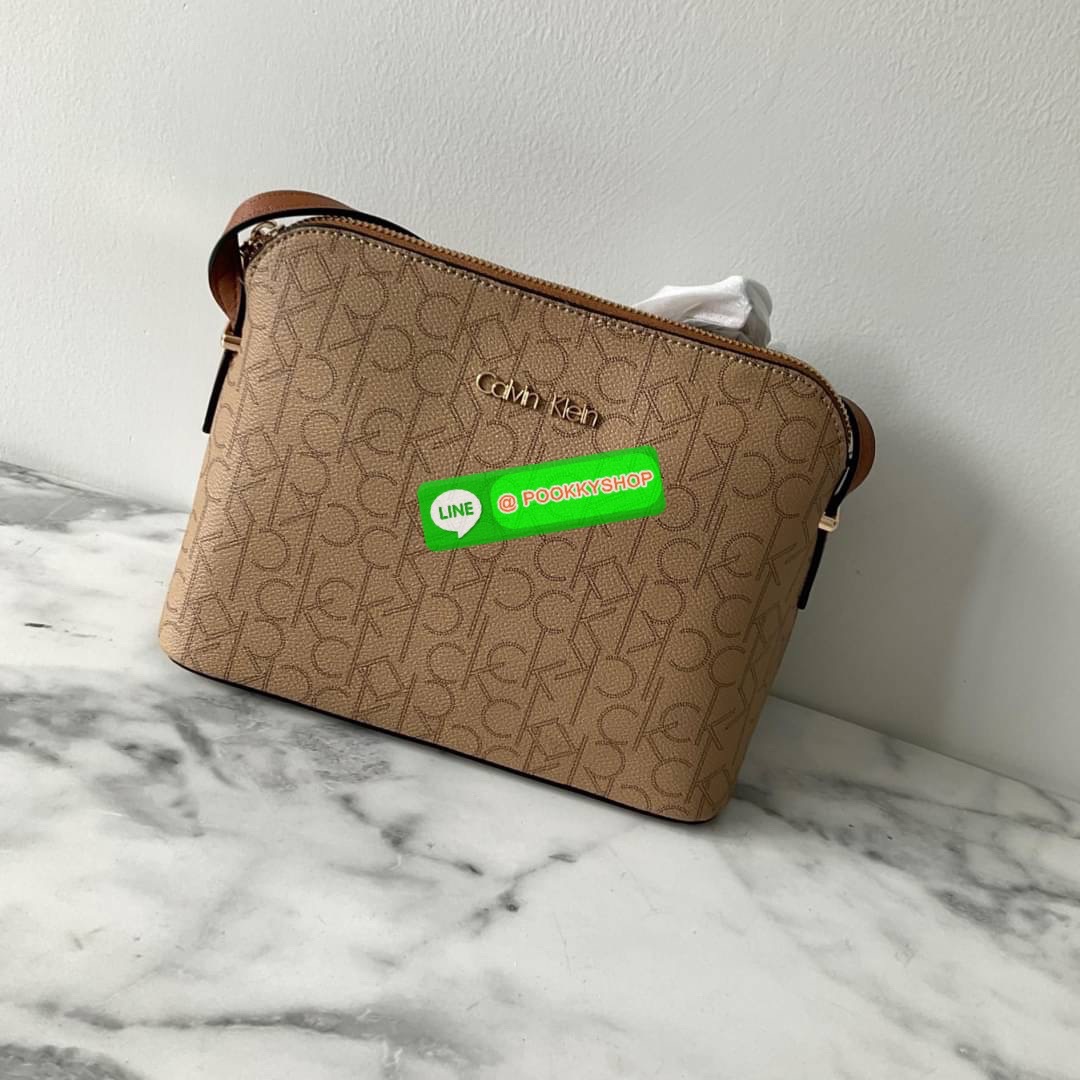 รุ่นใหม่ล่าสุด! Calvin Klien Crossbody Bag กระเป๋าสะพายข้างทรงถัง สกรีนลายทั้งใบ สุดหรู! อยู่ทรง ด้านในเปิดปิดด้วยซิปยาว มาพร้อมช่องซิปอีกหนึ่งช่อง ใส่กระเป๋าสตางค์ใบกลาง โทรศัพท์ได้ทุกรุ่น น้ำหนักเบา มาพร้อมสายสะพายยาวปรับได้(ถอดไม่ได้) มีมาให้เลือกสองสี