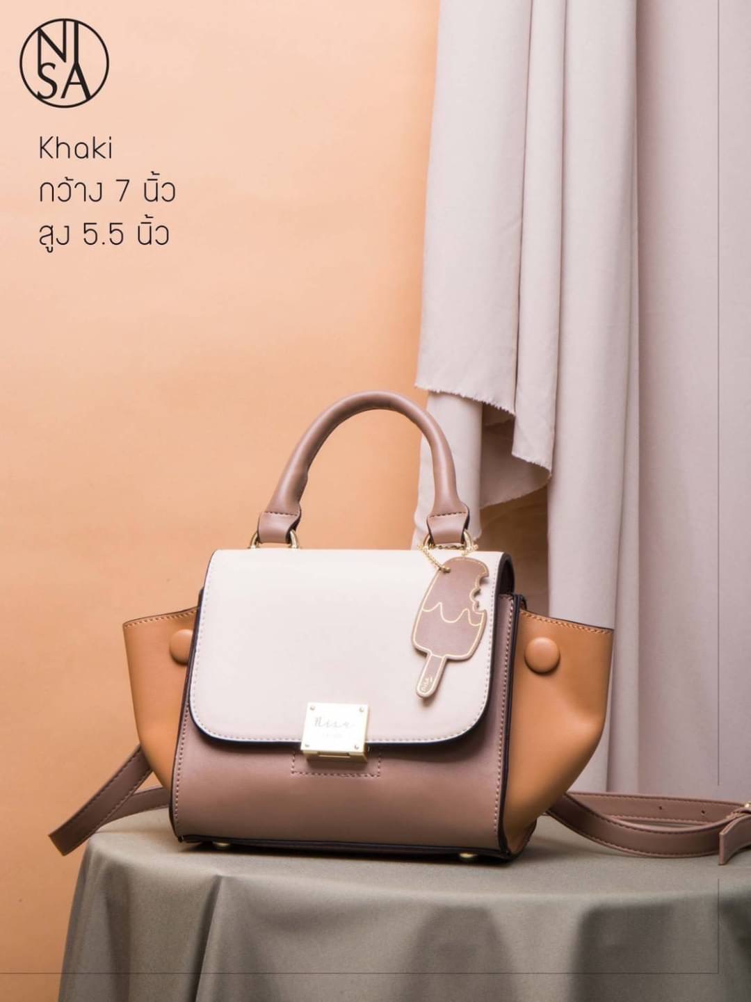 NISA Style My Authentic Brand สุดปังงง !! ~ พร้อมส่ง NISA bag งานสวยยืนหนึ่งแห่งปี ดีไซน์เก๋ ไม่ซ้ำใคร โลโก้และอะไหล่เป๊ะทุกจุด แต่งสี 3tone สดใส ขนาดกระทัดรัดน่าใช้ มาพร้อมพวงกุญแจน่ารักๆ และมีสายสะพายยาว 1 เส้น ด่วน !!! สินค้ามีจำนวนจำกัดค่ะ