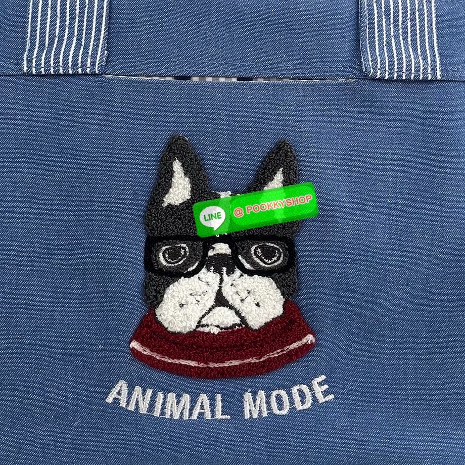 กระเป๋ามินิ Kusuguru Paulo Dyed Denim & Hickory ผ้าย้อมเส้นด้ายนี้มีเนื้อสัมผัสคล้ายผ้าเดนิม ต่างจากผ้าเดนิม ตรงที่ทนทานต่อสีตกและมีน้ำหนักเบา ลายปัก Sagara สามมิติอันโดดเด่นสะดุดตานั้นน่าประทับใจอย่างยิ่ง กระเป๋าใบนี้มีขอบกระเป๋าที่กว้างและขนาดที่ใช้งานง