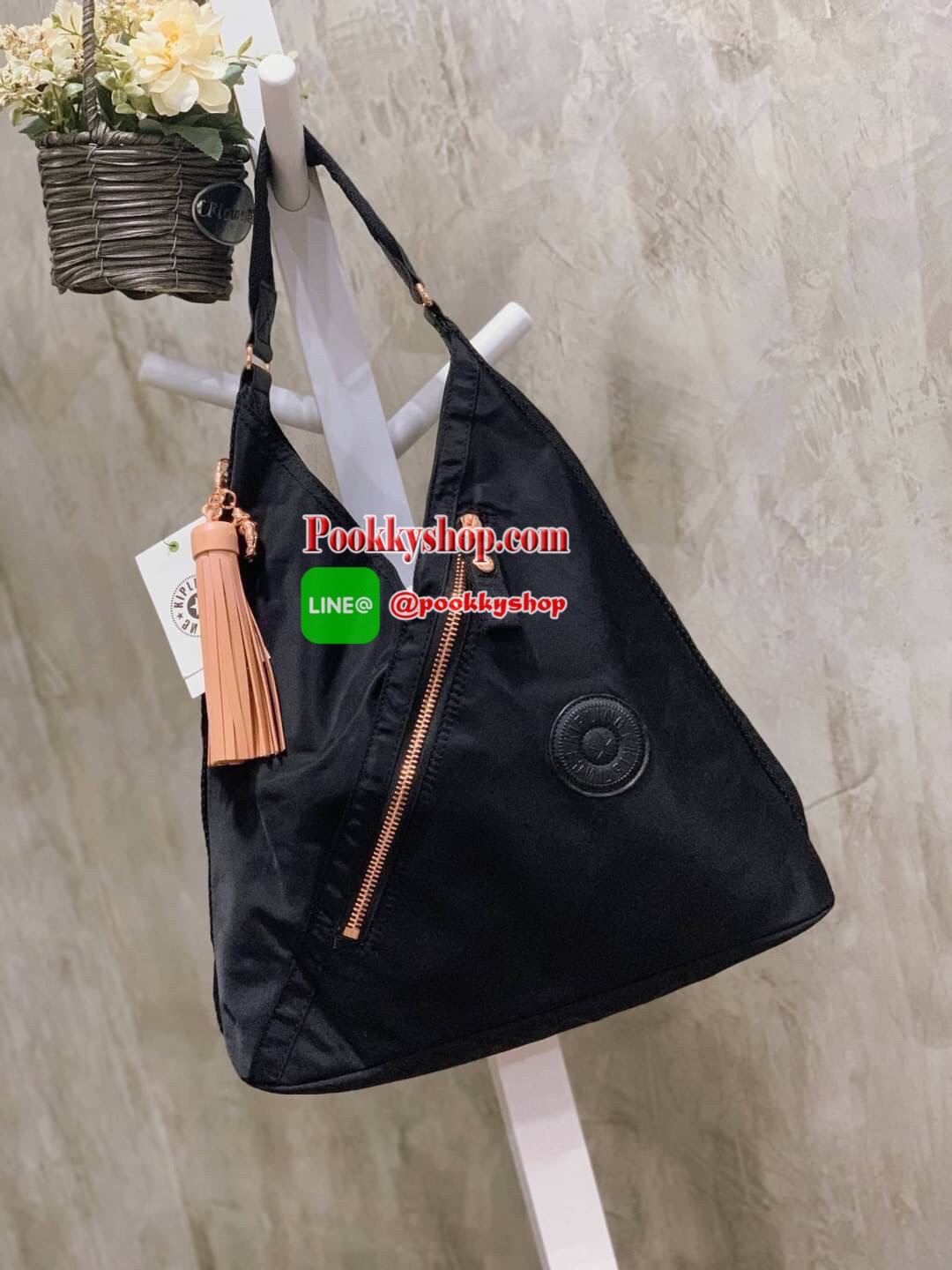 Kipling OLINA Medium Tote Bag Rose Bag คอลเลคชั่นใหม่จาก Paka Premium กระเป๋าถือหรือคล้องบ่าขนาดกลาง วัสดุ Polyester100% อะไหล่สีRose goldทั้งหมดรวมถึงเจ้าพวงกุญแจmonkeyและพู่หนังrubber เพิ่มความหรูหรา คอลเลคชั่นนี้เน้นความกว้างใส่ของได้อย่างจุใจ และยังมี