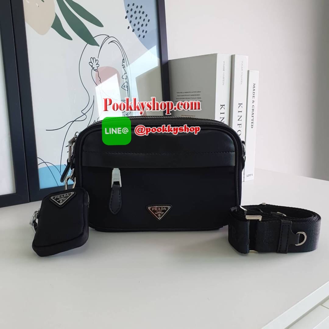 พร้อมส่งรุ่นใหม่ จากแบรนด์ Prada วัสดุทำจาก หนังสลับNylon สามารถกันน้ำได้ ตัวกระเป๋าอยู่ทรงสวย ขนาดกำลังพอดี ไม่เล็กไม่ใหญ่ไป แถมมากับกระเป๋าห้อยใบเล็กคุ้มสุดๆ อะไหล่เงินทั้งใบ ด้านหลังมีช่องใส่ของ เปิดปิดด้วยซิป ภายใน มีโลโก้แบรนด์ และช่องใส่ของแยก บุผ้