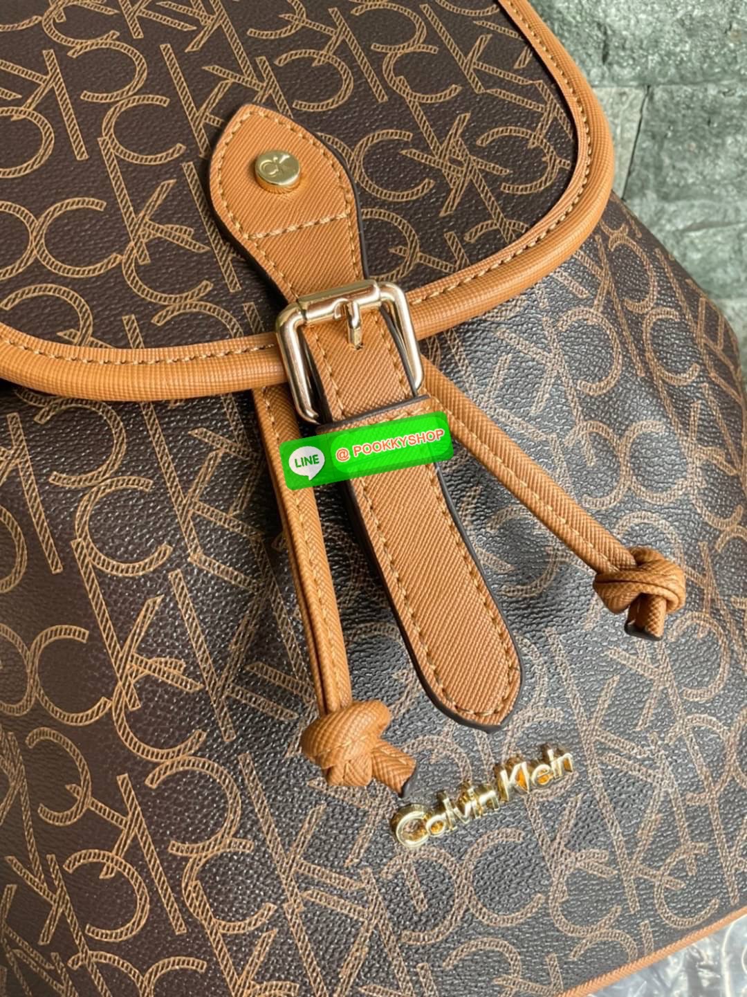 Calvin Klein Monogram Backpack Must Have!! 💕เป็นอีกหนึ่งรุ่นของมันต้องมี สวยหรูดูแพงมาก สำหรับรุ่นนี้ และมีฟังชั่นช่องการใช้งานที่น่าใช้ที่สุด!!! 💕 กระเป๋าสะพายเป้รุ่นใหม่ชนช้อป รุ่นยอดนิยม วัสดุ PVC คุณภาพดี หนังนิ่มสวย ฐานกระเป๋าแข็ง ตั้