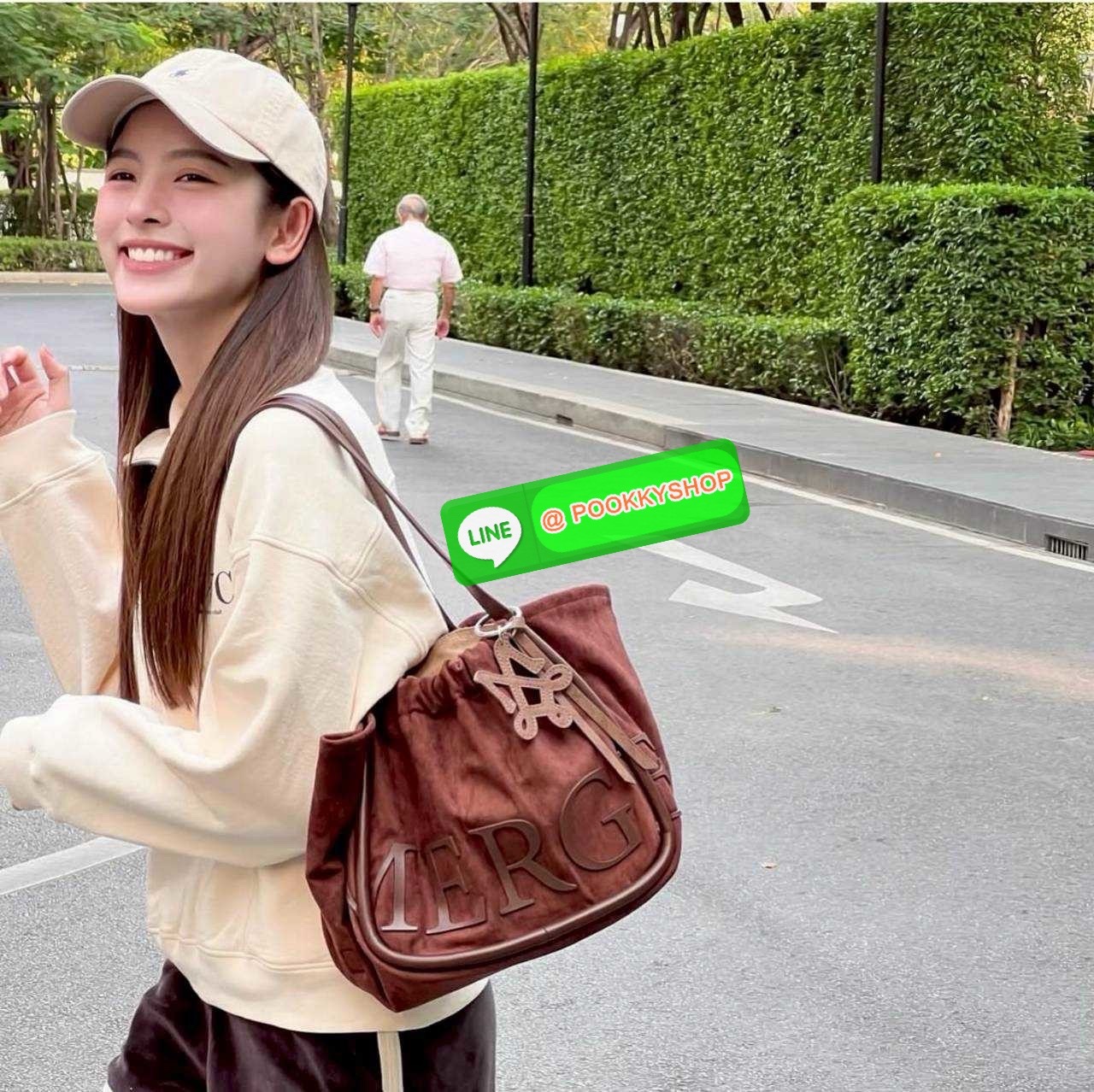 Merge a day bag (medium) 🔆 Details จะกี่รุ่นก็แรงไม่ไหว! กับกระเป๋าสะพายทรงสวย รุ่นผ้ากำมะหยี่ โทนสีน้ำตาลที่กำลังอินมากสำหรับปีนี้ รูปทรงยืดหยุ่น สามารถปรับปีกกระเป๋าเก็บทรงได้ สายสะพายคล้องไหล่ในตัว ภายในมีกระเป๋าผ้าซ้อนให้ ถอดออกได้ (มีอะไหล่เก