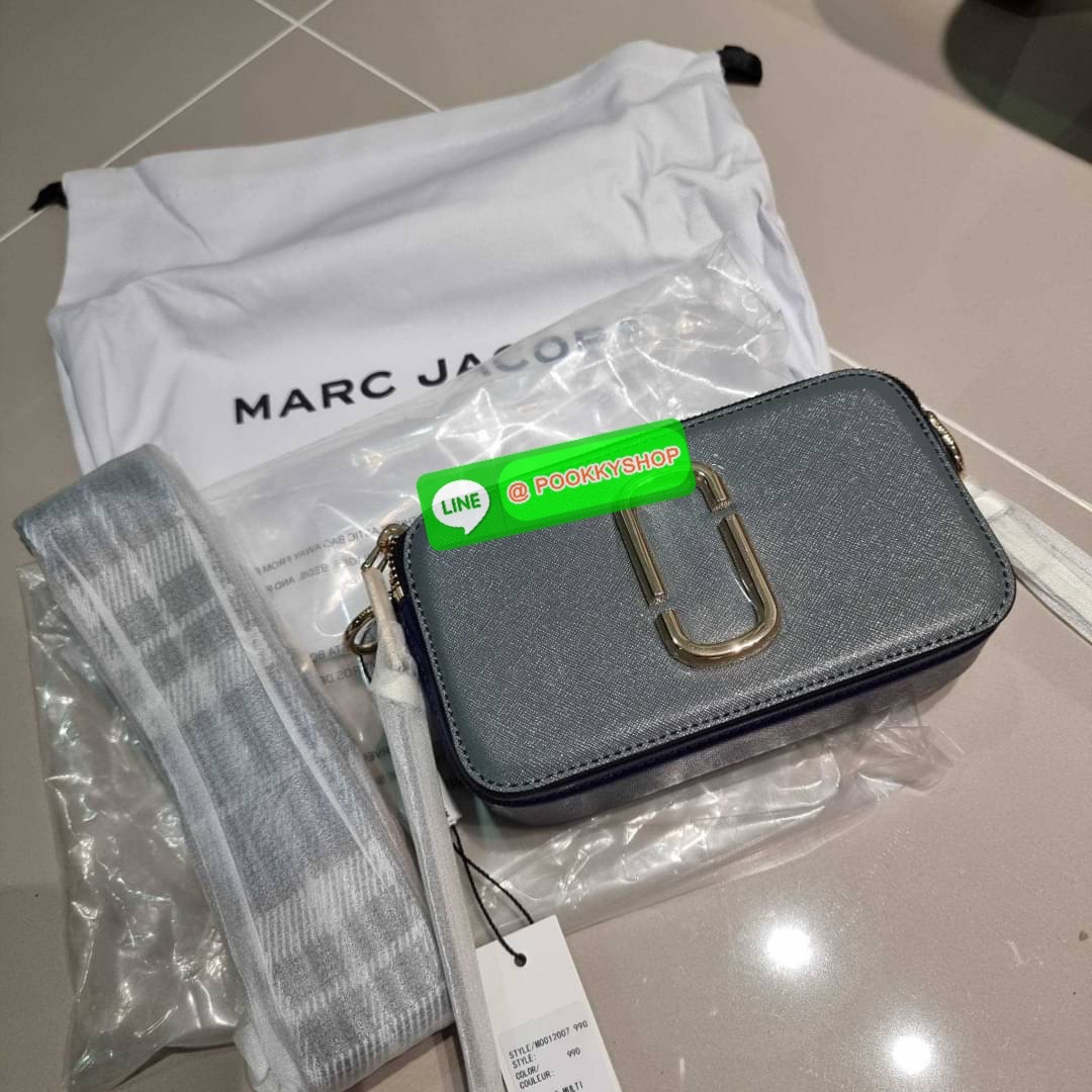 MARC JACOBS THE SNAPSHOT CAMERA BAG ไอเท็มยอดฮิตที่โดดเด่นเป็นเอกลักษณ์ กับกระเป๋าสะพายข้างสุดปัง เรียกได้ว่าไม่ซ้ำใคร!! วัสดุหนังวัว สวยอยู่ทรง เปิด-ปิดกระเป๋าด้วยซิป มีซิปหลัก 2 ช่อง แบ่งสัดส่วนไว้ดีมาก มาพร้อมสายสะพายสปอร์ตเส้นใหญ่ ที่ออกแบบโทนสีมาให้เ