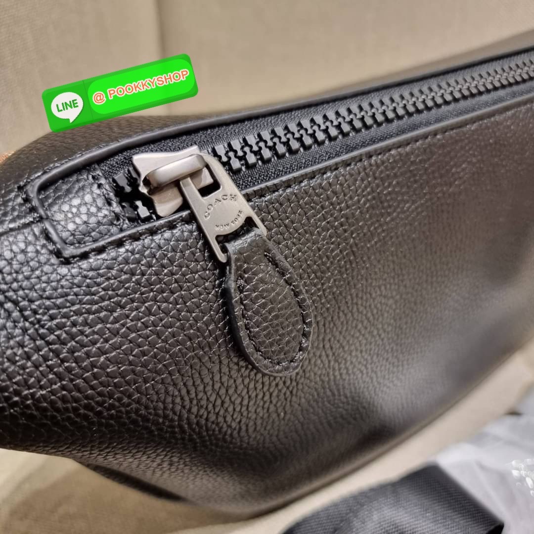 COACH C4028 COACH x PEANUTS WARREN BELT BAG IN SIGNATURE CANVAS WITH VARSITY PATCHES กระเป๋าคาดอกไซส์ใหญ่ คอลเลคชั่นยอดฮิต!! เป็นรุ่นสุดยอดของความคลาสสิค ขนาดสะพายกำลังเท่ คูลๆ ใช้งานง่าย ได้ทั้งหนุ่มๆและสาวๆ วัสดุหนังแคนวาสเคลือบลายสลับหนัง pepble น่าใช้