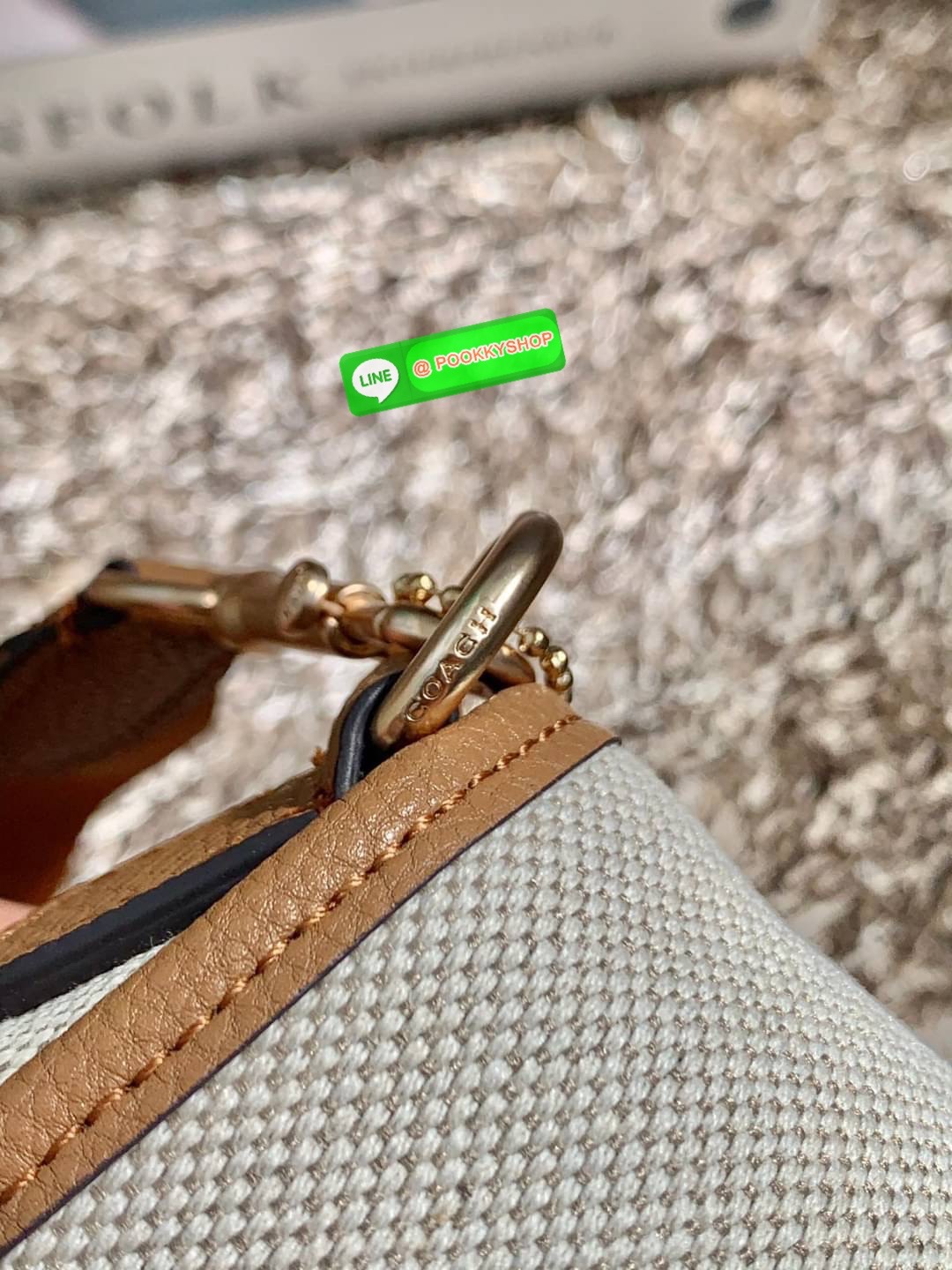 COACH LUCY CROSSBODY BAG((CA622)) 🔹พร้อมส่ง กระเป๋าสะพายแบบครอสบอดี้ร์ ทรงเก๋ วัสดุ แคนวาส+หนังแท้ ได้ลงตัวสวยงาม 🔹เปิดปิดกระเป๋าแบบกระดุมแป๊กสองข้าง ภายในมีข่องให้ใส่ของ3ช่องด้วยกัน ช่องค่อนข้างกางออกได้กว้าง จุของได้หลายอย่างเลยค่ะ มีช่อ