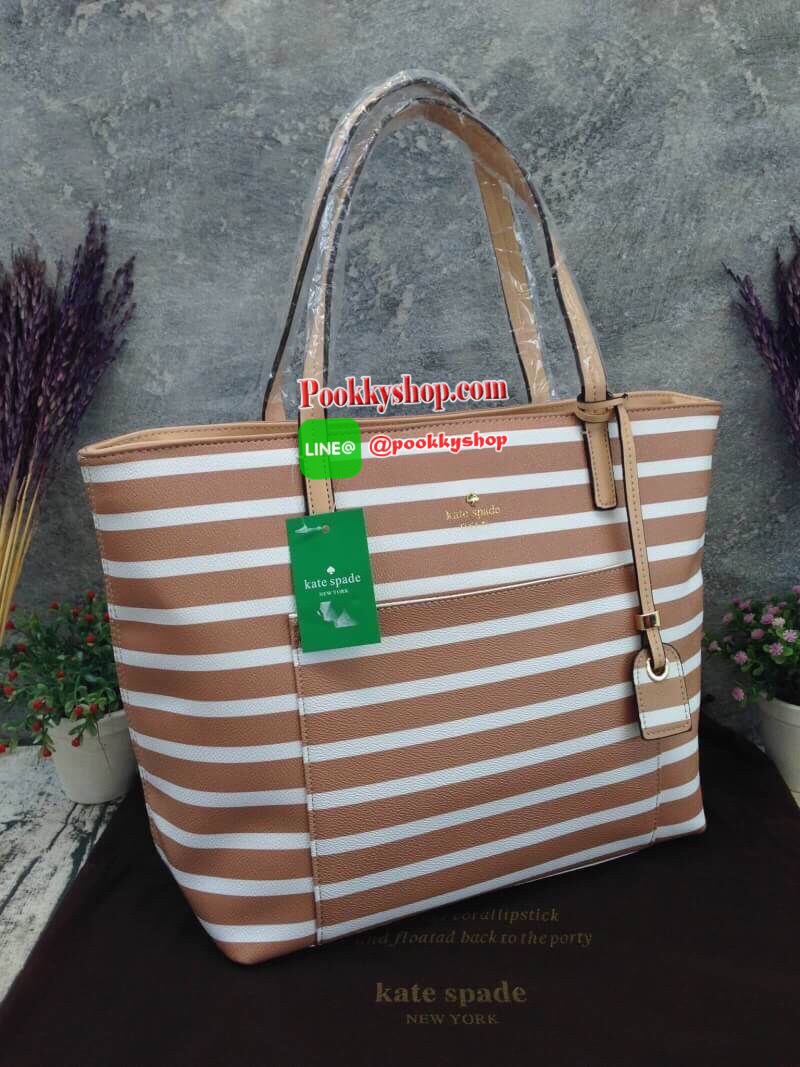 พร้อมส่งรุ่นหายาก! KATE SPADE HYDE LANE STRIPED RILEY LEATHER TOTE BAG กระเป๋าสะพายทรง Tote Bag หนังสวยอยู่ทรงโดดเด่นที่สีทูโทนลายทางห้อยโลโก้TAGที่หูกระเป๋า ด้านหน้าประดับโลโก้ มี1ช่องใส่ของ ภายในมีช่องซิป และช่องใส่มือถือ กว้างและจุ ใส่ ipad notebook เอ