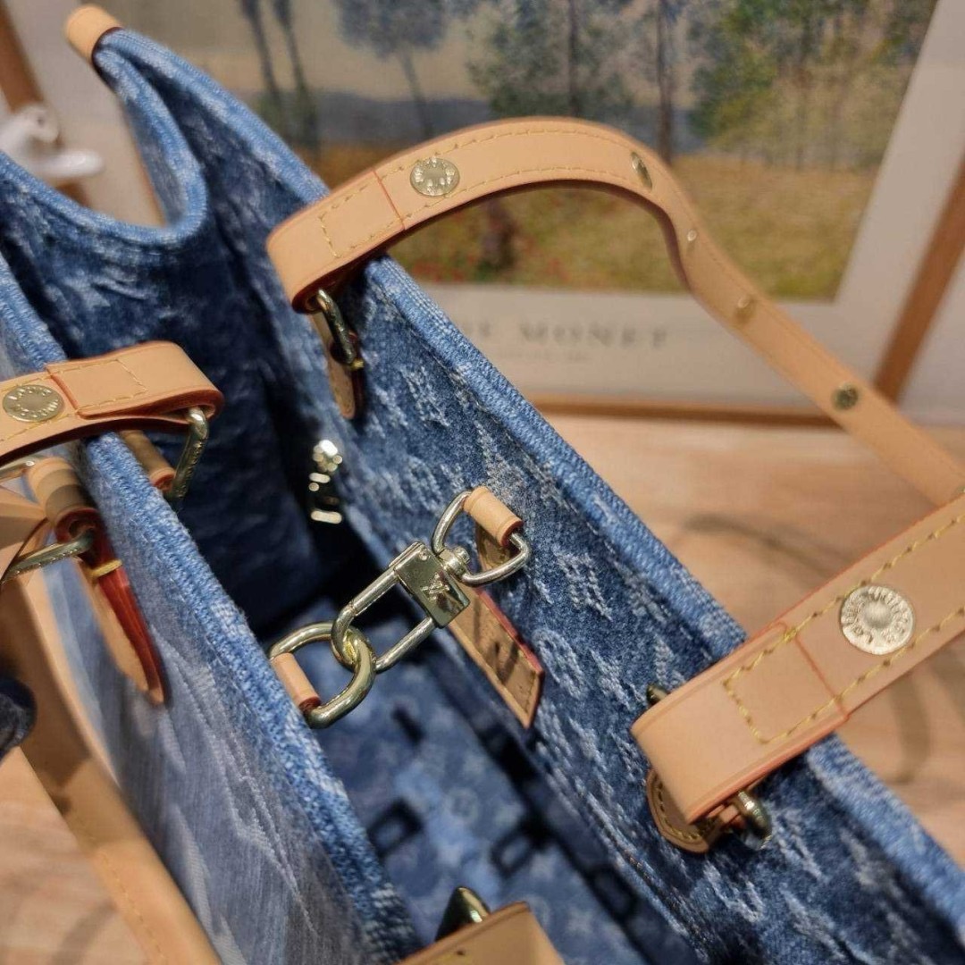LV on the go mm monogram denim tote bag 🔆 Details ดีไซน์ใหม่รับซัทเมอร์! ห้ามพลาด! กับกระเป๋าทรงโท้ทสไตล์เดนิม ที่ใครเห็นต้องเป็นคลั่งรัก ผู้ดี หรูหราได้ทุกลุค ทุกสไตล์ มาพร้อมหูจับในตัวที่มีดีเทลหมุดตลอดเส้น หรือจะเกี่ยวสายครอสสะพายก็อัพลุคได้เลย
