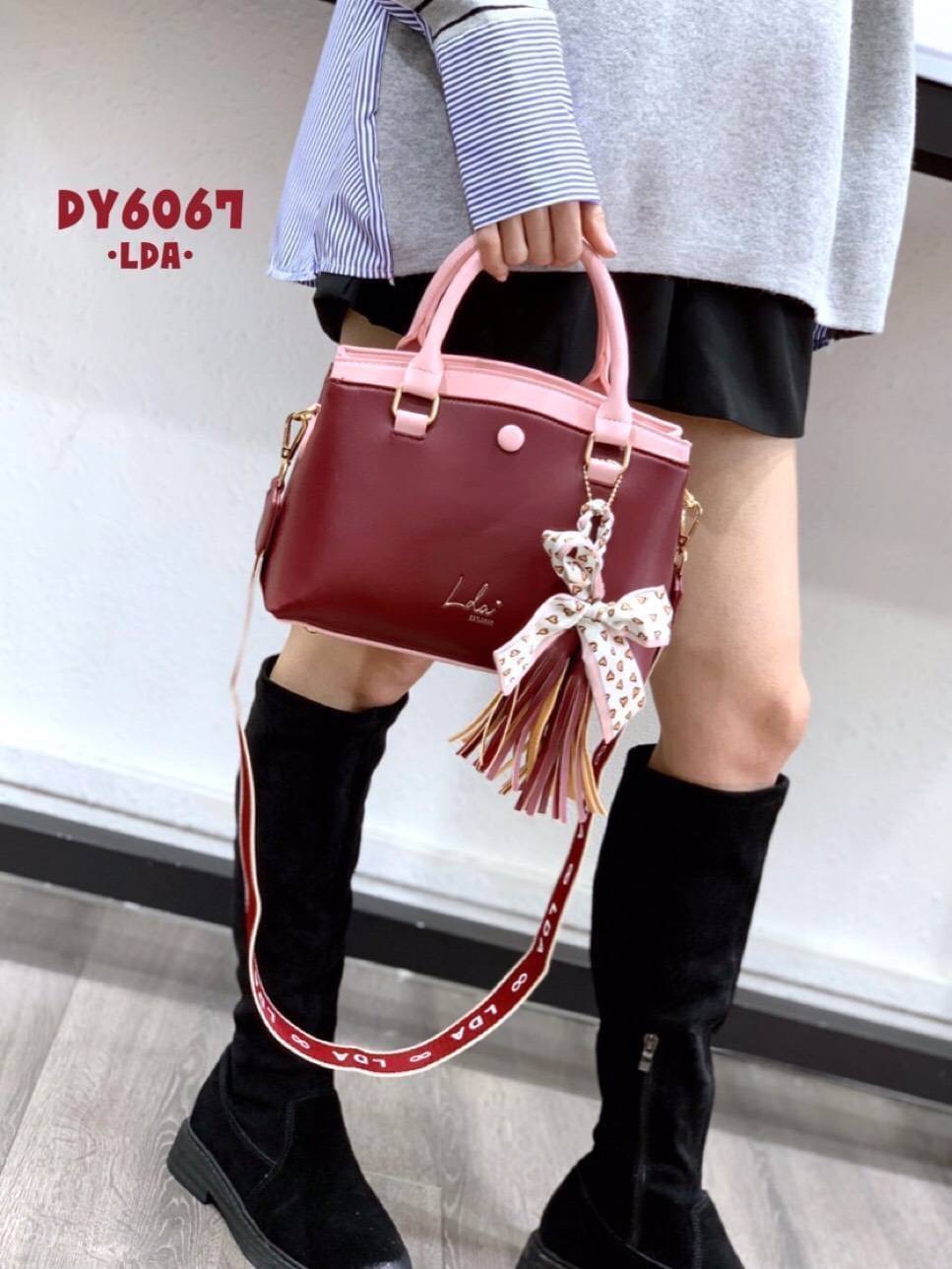 LDA BAG รุ่นใหม่ ทรูโทน งานสวยมาก!! แบรนด์แท้ 💯 หนังสวย สไตล์เรียบหรูดูดี ด้านหน้าปั้มแบรนด์ LDA ภายในกว้าง มี3 ช่องใช้งาน ใบใหญ่จุของได้เยอะมาก ดีไซส์ทรงสวยเก๋ มี 2 สาย สายสปอร์ต/สายหนัง ถือได้/สะพายได้ สายหนังปรับระดับได้ แบบสวย ทรงคลาสสิค สีสวย