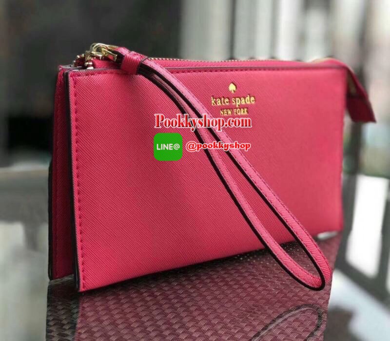 KATE SPADE Wallet Clutch Bag กระเป๋าทรงคลัชสุดคุ้มหนัง Saffiano ด้านหน้ามีโลก้แบรนด์ มาพร้อมสายคล้องมือ เปิดปิดด้วยซิปสะดวกใช้ สามารถใส่แทนกระเป๋าสตางค์ใบยาว ภายในแบ่งออกเป็น3ช่องหลัก มีช่องใส่บัตร เครื่องสำอาง เครื่องเขียน เหรียญ ไส่ไอโฟนพลัส ได้ค่ะ มีกล