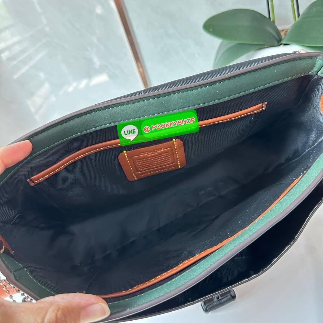 COACH CHARTER MESSENGER IN COLORBLOCK (CH755) กระเป๋าสะพายข้างผู้ชายคอลเลคชั่นใหม่ วัสดุหนังแท้ทั้งใบ เปิดปิดกระเป๋าแบบตัวกดล็อค ด้านในมีช่องหลัก 2 ช่อง ด้านหลังมีช่องซิป 1 ช่อง สายสะพายปรับระดับได้ รุ่นนี้สะพายไปเที่ยวหรือสะพายไปทำงาน ดูดีมากค่ะ