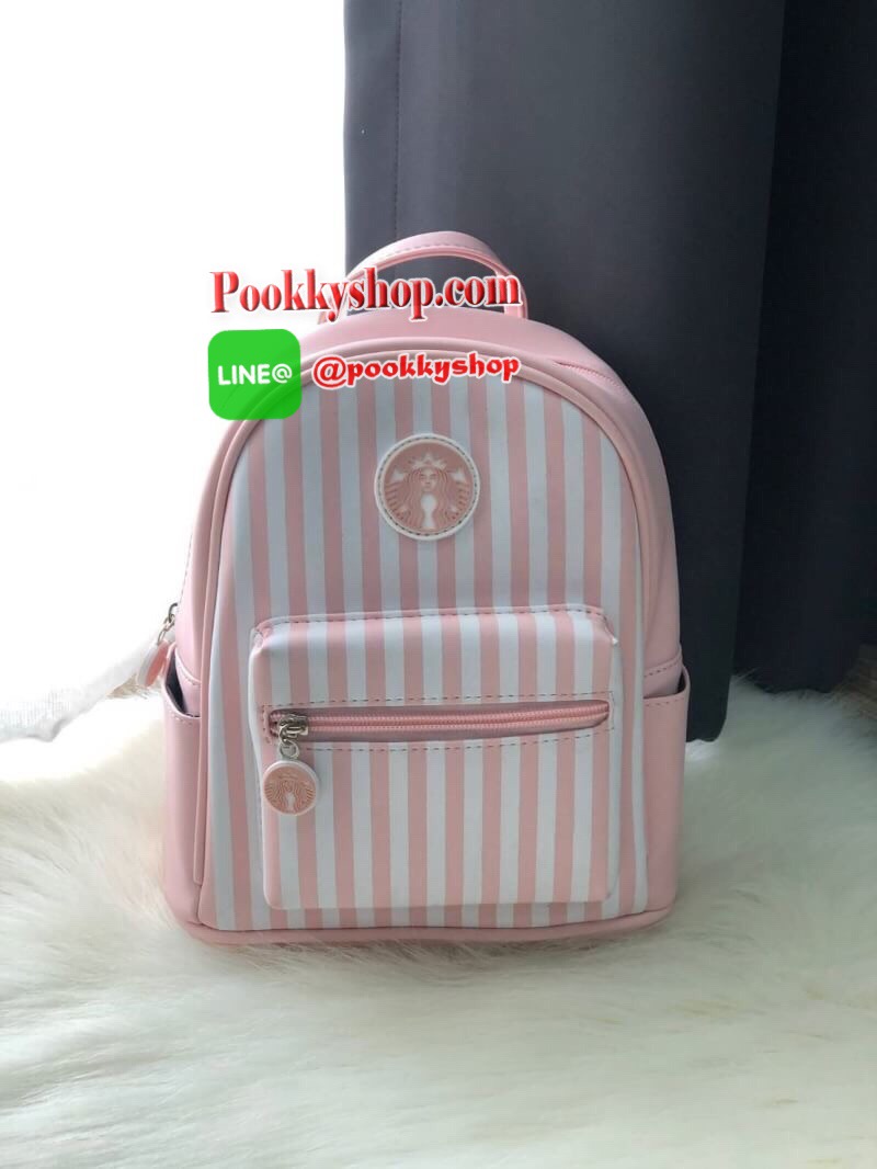STARBUCKS BACKPACK กระเป๋าเป้สุดน่ารัก ขนาดกำลังพอเหมาะสำหรับใส่ของระหว่างวัน และช่องจัดเก็บอีกหลากหลายรูปแบบ ดีไซน์สวยนับเป็นอีกหนึ่งกระเป๋าเป้ที่พร้อมให้คุณได้สะพายออกไปข้างนอกได้ทุกวันอย่างมั่นใจ เพราะแมทช์เข้ากับทุกลุค รุ่นนี้แนะนำเลยค่า