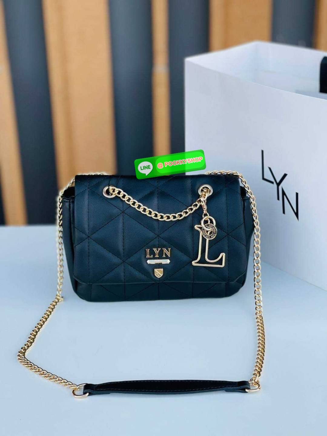 Lyn ลายตารางสุดฮิต หนังนิ่ม ตั้งอยู่ทรง ประดับพวงกุญแจรูปตัว L เปิดปิดด้วยกระดุมแม่เหล็ก สะดวกใช้