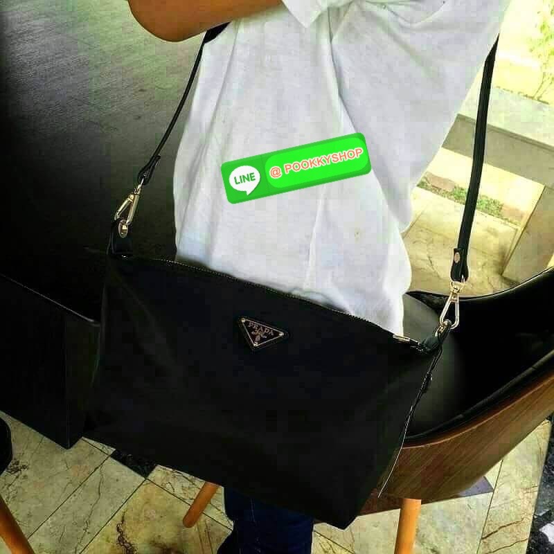 PRADA NYLON SHOULDER BAG พรีเมี่ยมกิ้ฟจากเคาน์เตอร์ต่างประเทศรุ่น Limited edition ที่ฮ๊อตสุดๆวัสดุเป็น Nylon เนื้อหนาคุณภาพดีตามแบบฉบับของแบรนด์ ขนาดกำลังดีน้ำหนักเบา ด้านหน้าประดับ โลโก้แบรนด์อะไหล่ทองหรู ภายในมีช่องซิปและช่องใส่ของ ซับใน Polyester100% ใ