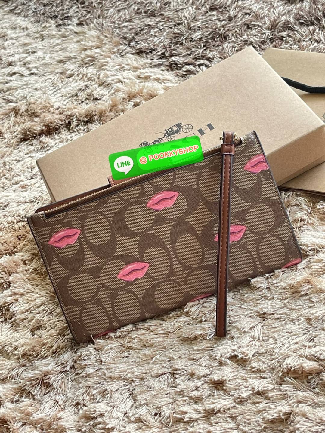 COACH TECH WALLET IN SIGNATURE CANVAS อีกหนึ่ง collection ของกระเป๋าสตางค์ที่ดีไซน์ทันสมัยให้ใช้งานได้แบบครบครัน เป็นกระเป๋าสตางค์ ที่มีช่องสำหรับใส่โทรศัพท์มือถือ ธนบัตร เหรียญ และบัตรต่าง ๆ ใช้งานแบบ2ด้าน เพิ่มความสะดวกสบายด้วยสายคล้องมือ ช่วยให้พกไปไหน