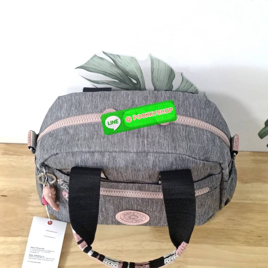 Kipling K1006 Handbag กระเป๋าถือหรือสะพาย วัสดุ Polyester 100% รุ่นใหม่ มีให้เลือกทั้งแบบเรียบ และ ลายน่ารัก มีช่องแยกด้านหน้า 2 ช่อง ช่องหลักโล่งกว้าง พร้อมช่อง pocket แยก 2 ช่อง ใช้งานได้ครบครัน สามารถสตางค์ใบยาวได้ ขนาดกำลังดี จะใช้ทำงาน ไปเรียน หรือ ถ