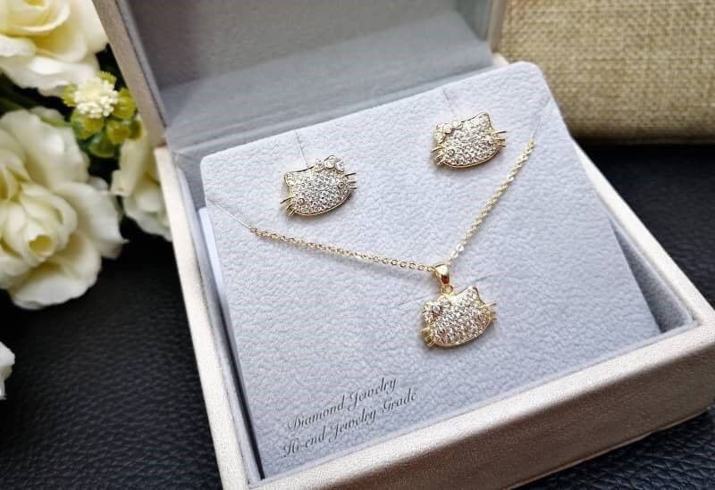 Must Have Item!!! เซตต่างหู+สร้อยคอ งานเพชร CZ แท้ค่ะ ดีไซน์คิตตี้เพชรวิ้งวาววับสวยหรู น่ารักมากกกกกกกก งานรุ่นนี้การันตีความสวย น่ารักเลยนะคะ งานหวานๆแบบนี้ขอยกให้เป็น Must Have Item เลยคะ เพชรวิ้ง เพชรเยอะ เพชรละเอียดม้ากกกกจ้าา